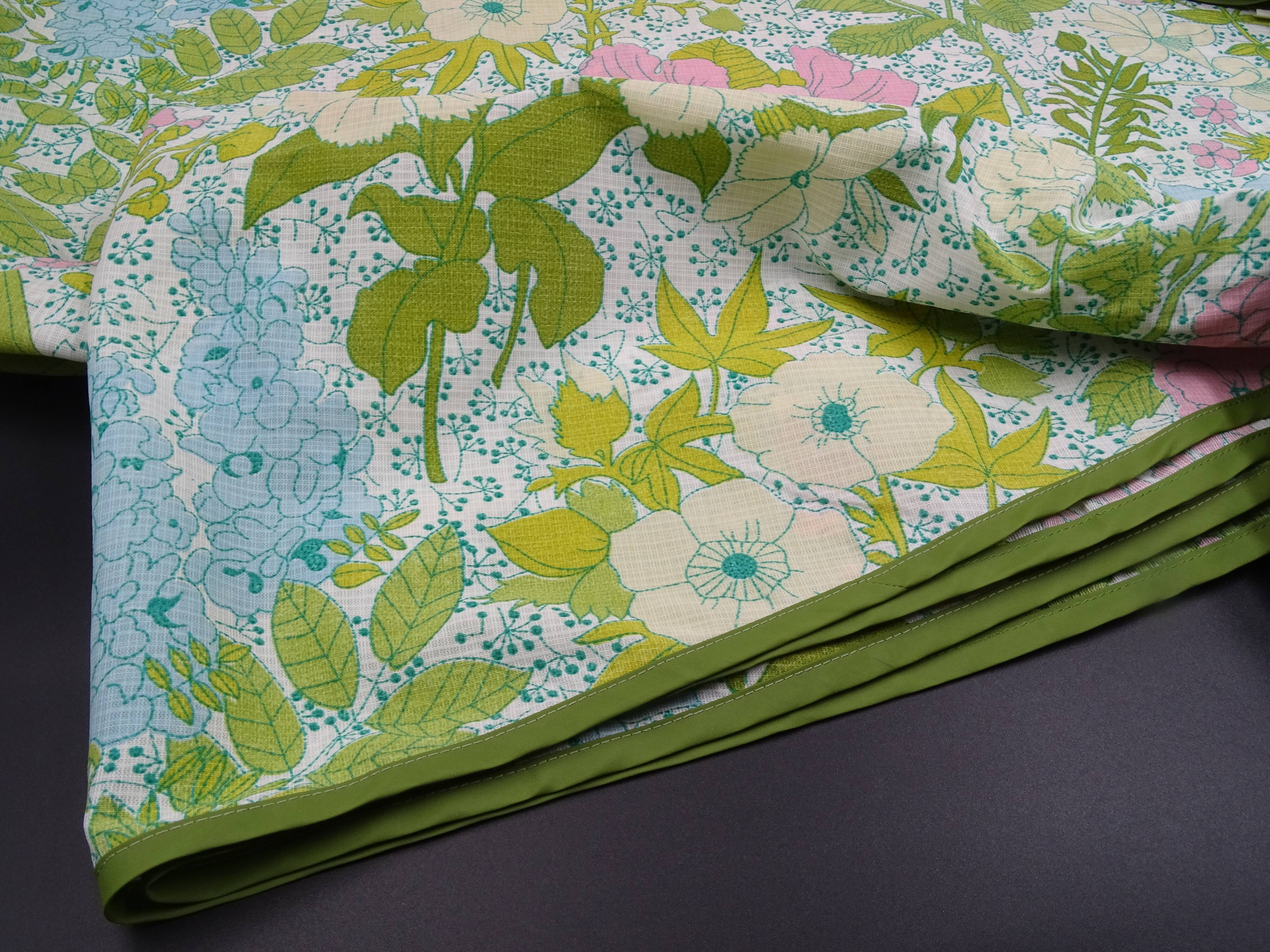 Nappe ronde à décor de fleurs vers 1970