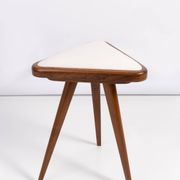 Ensemble de deux tabourets triangulaires en velours blanc, Europe, 1960s