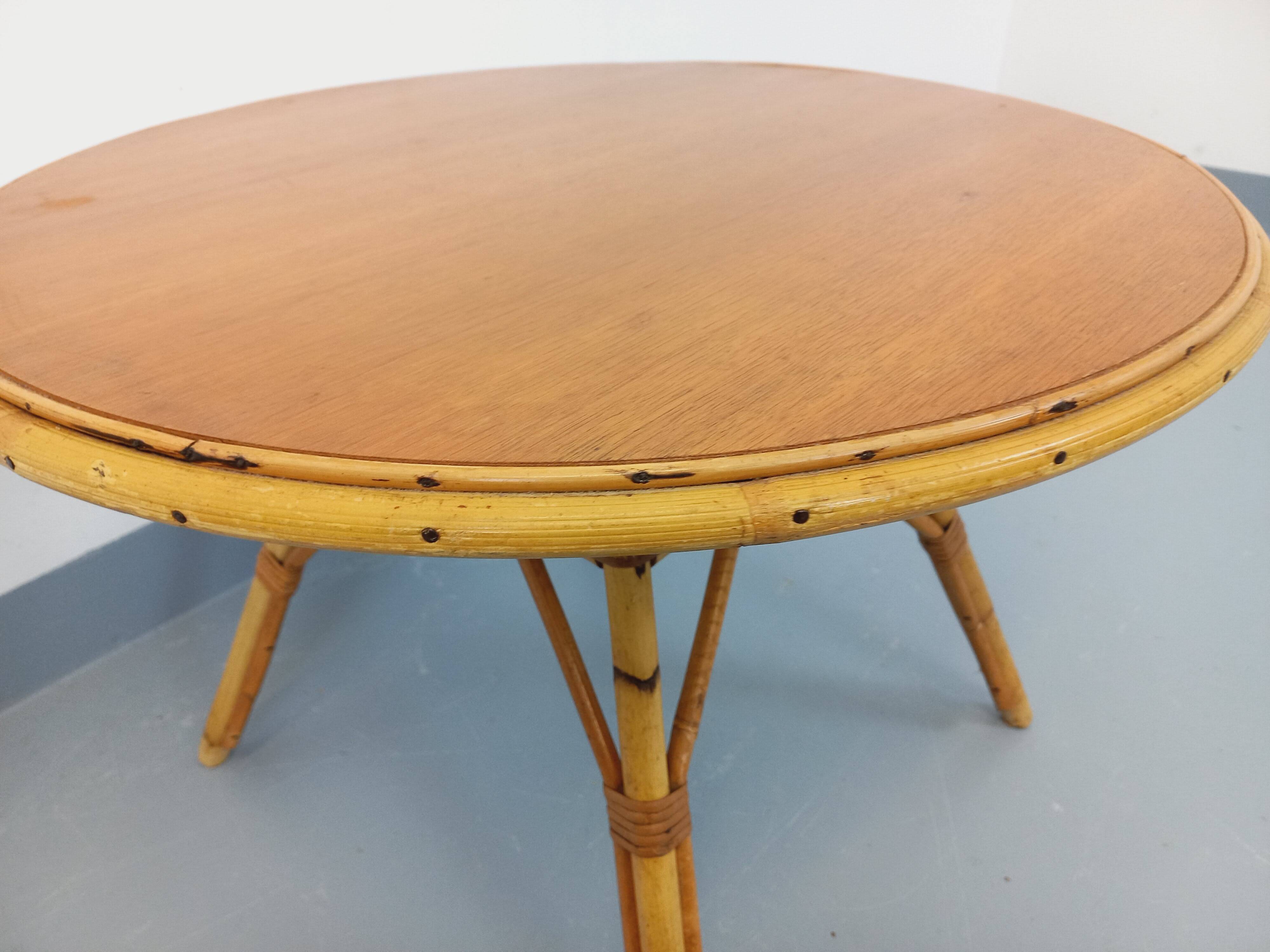 Round coffee table in vintage rattan and wood from the 1960s.