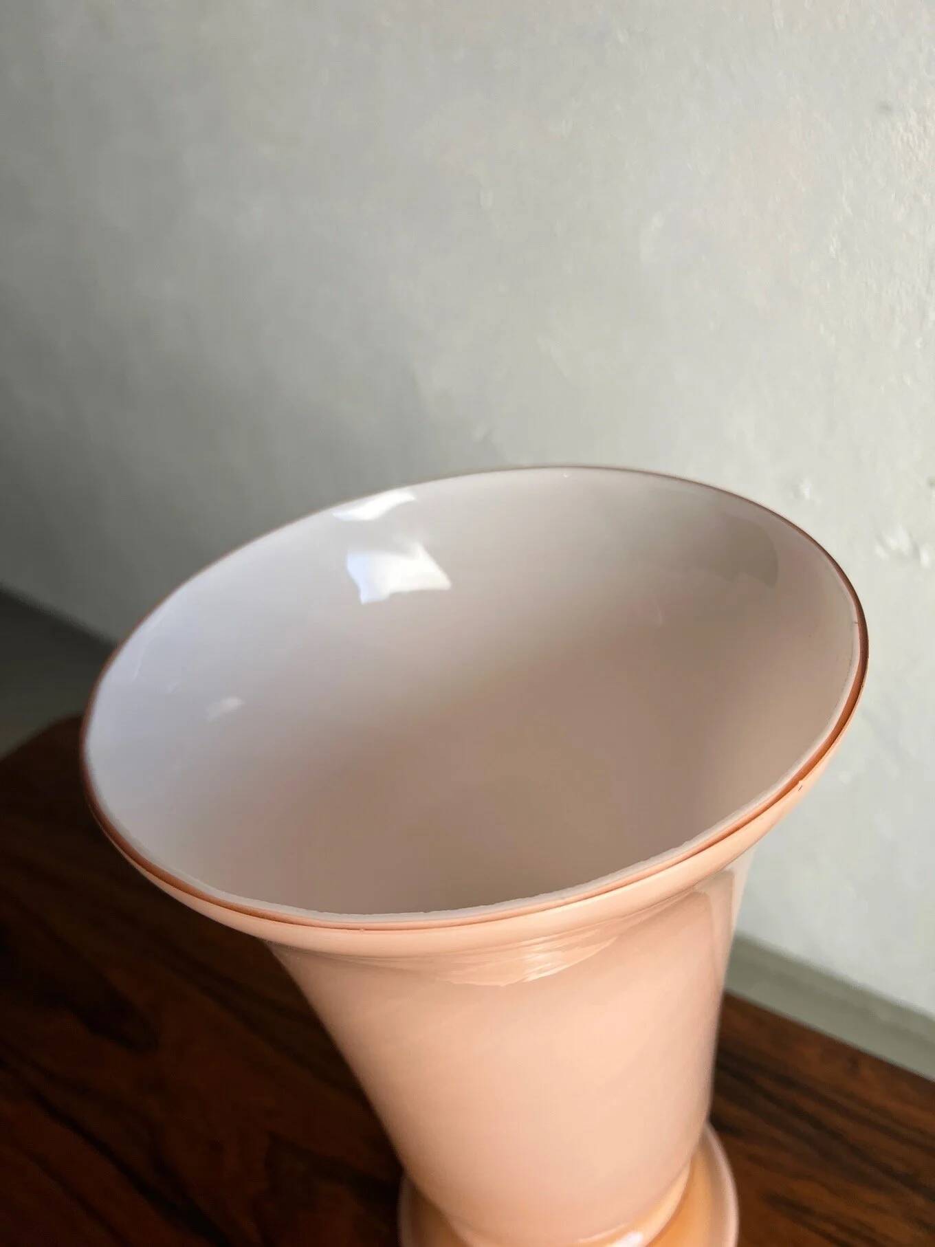 Lampe de table en verre opalin couleur chair | Suède | Années 1960