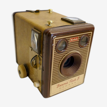 Kodak Brownie Flash B brown camera