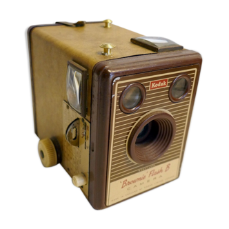 Kodak Brownie Flash B brown camera