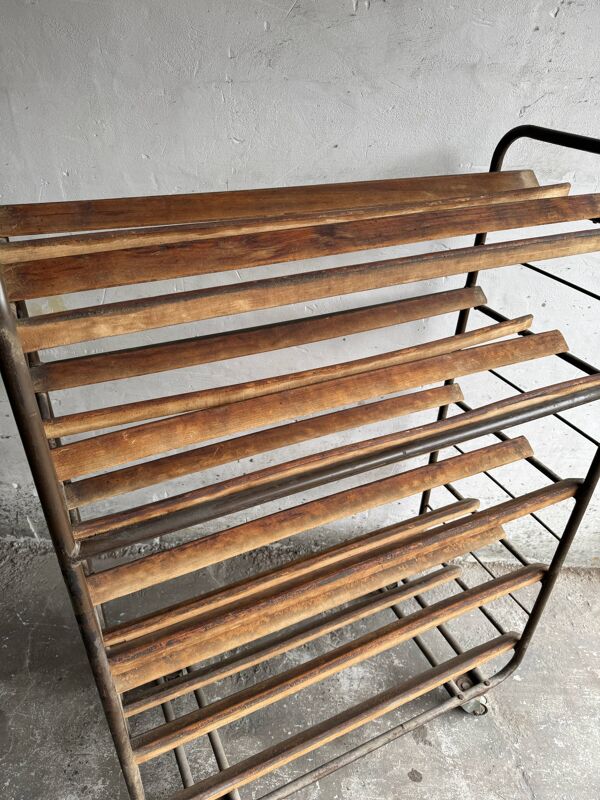 Étagère de boulangerie belge de l'entre-deux-guerres — Structure en métal foncé et étagères en bois brun, vers 1930