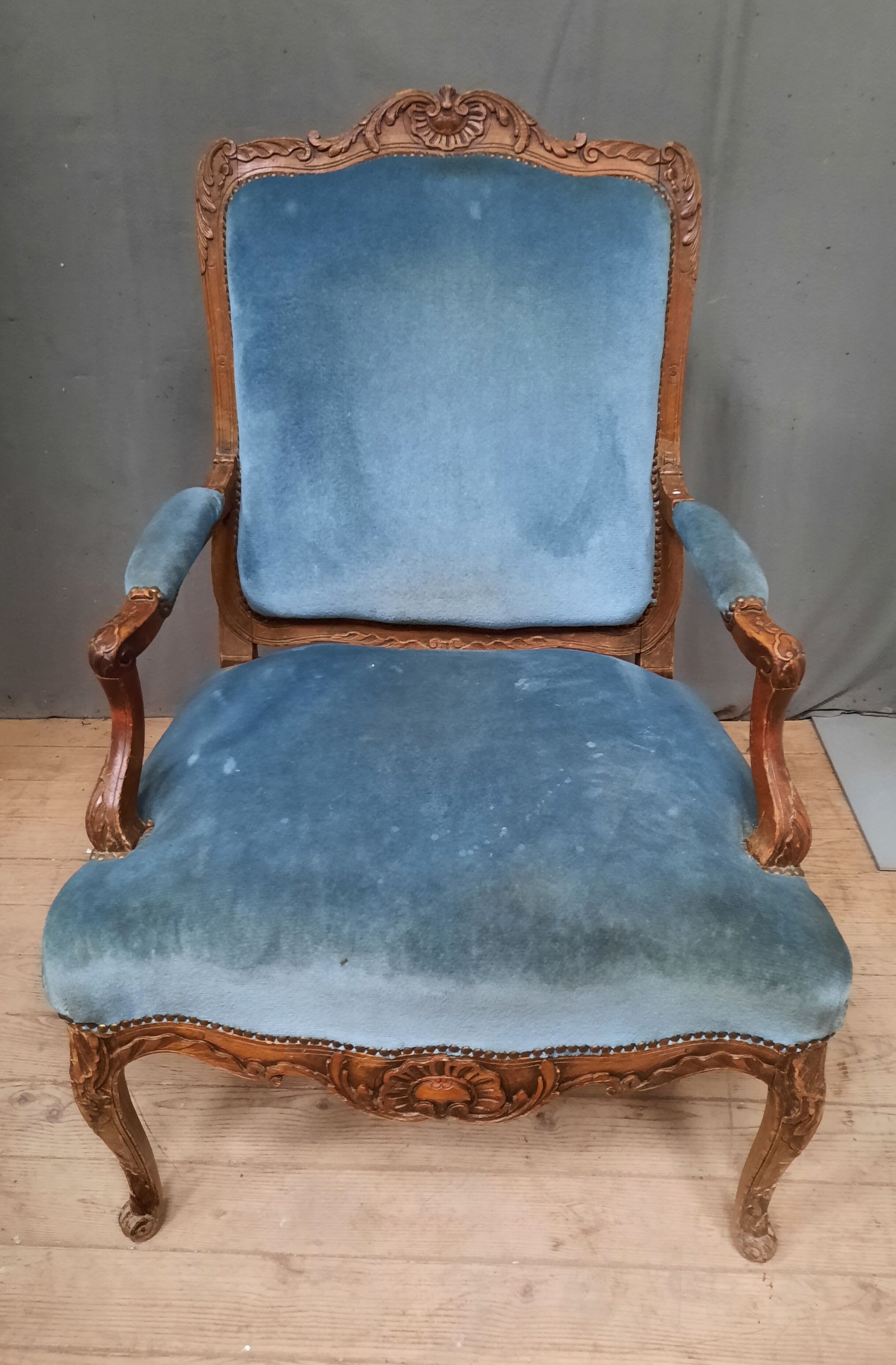Fauteuil regence en chêne  et velour bleu