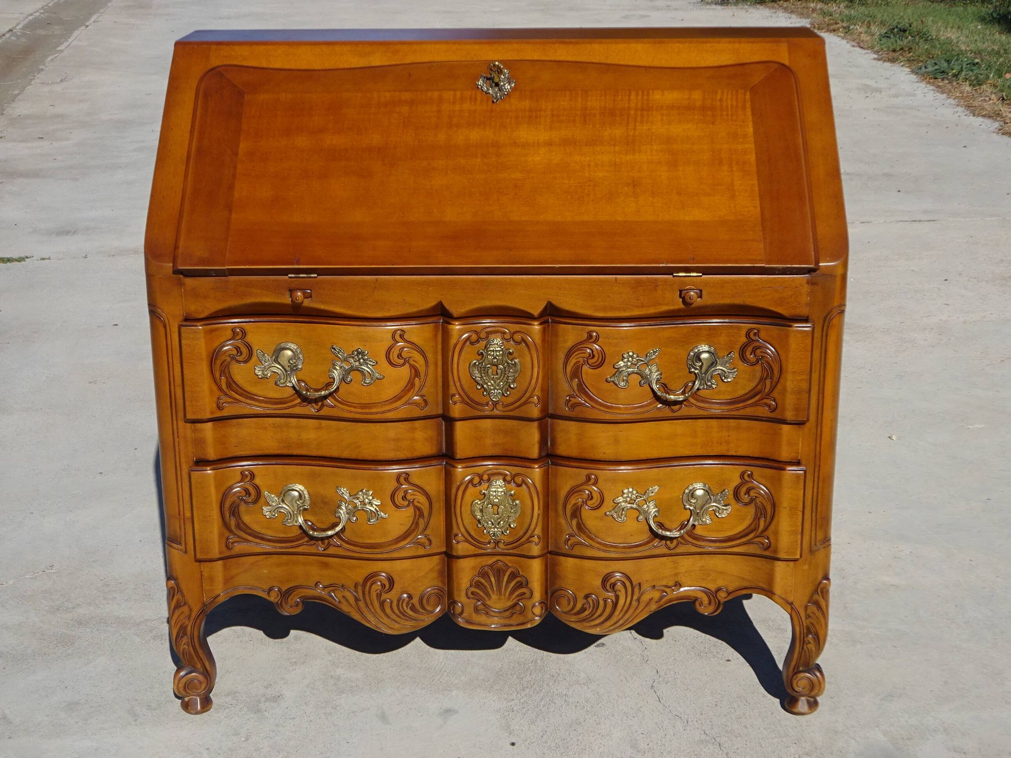 Secrétaire en merisier massif style Louis XV