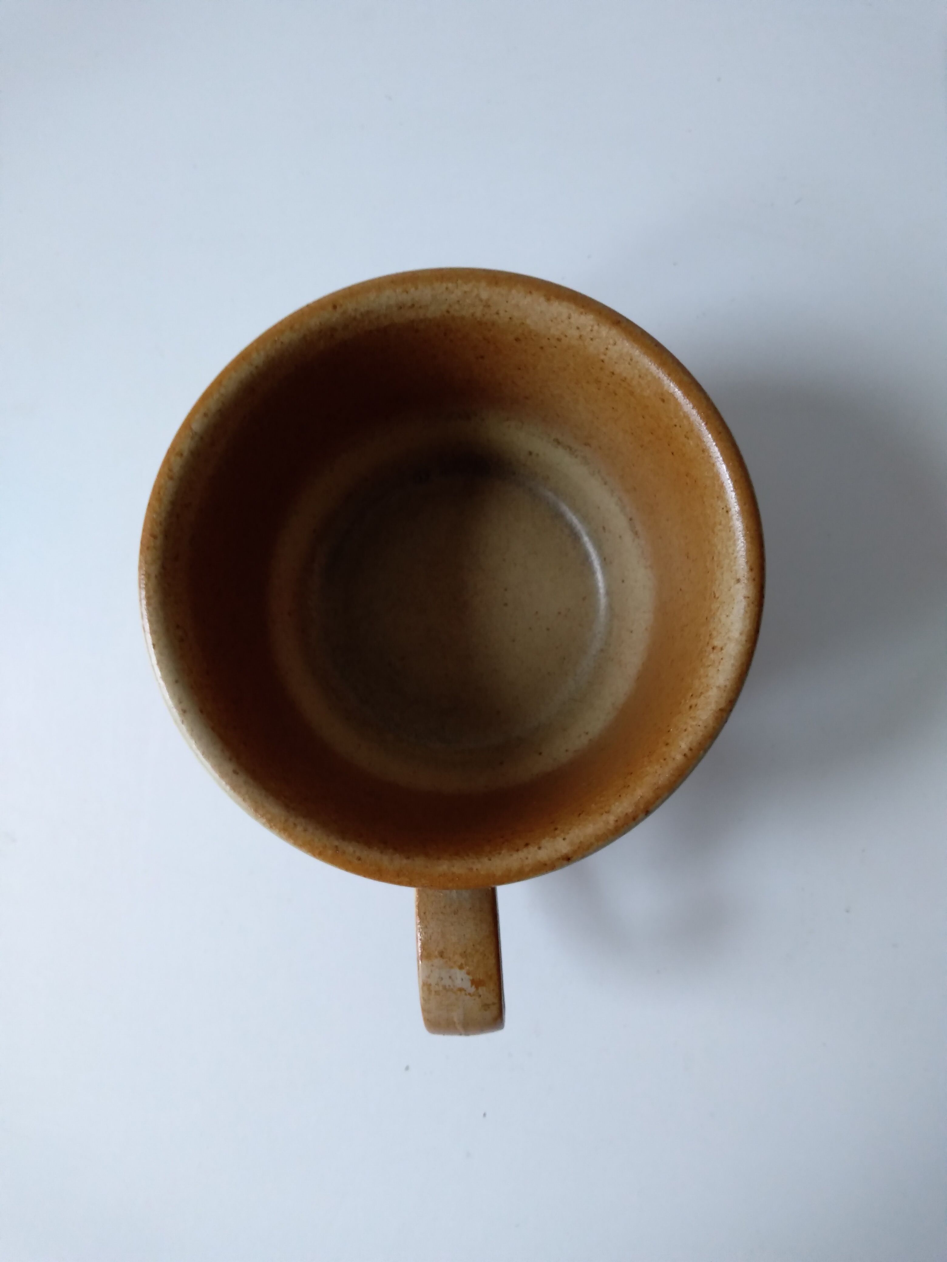 Tasse grès village beige et bleu vert signée