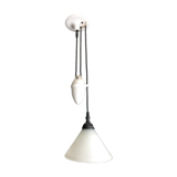 Suspension en verre opalin blanc et fer avec contrepoids de Flamant
