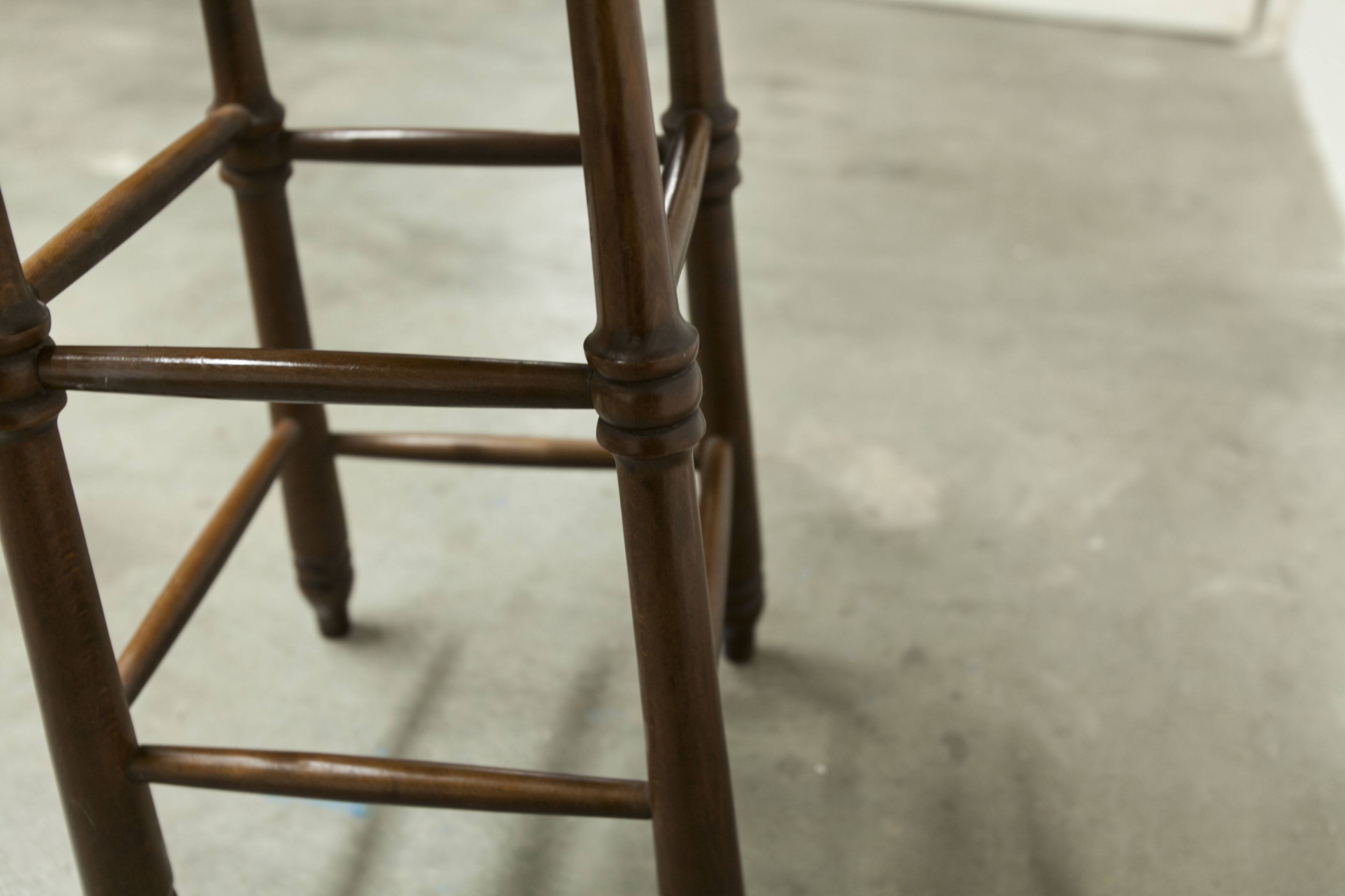 Tabouret brutaliste bois et paille 1960 59cm