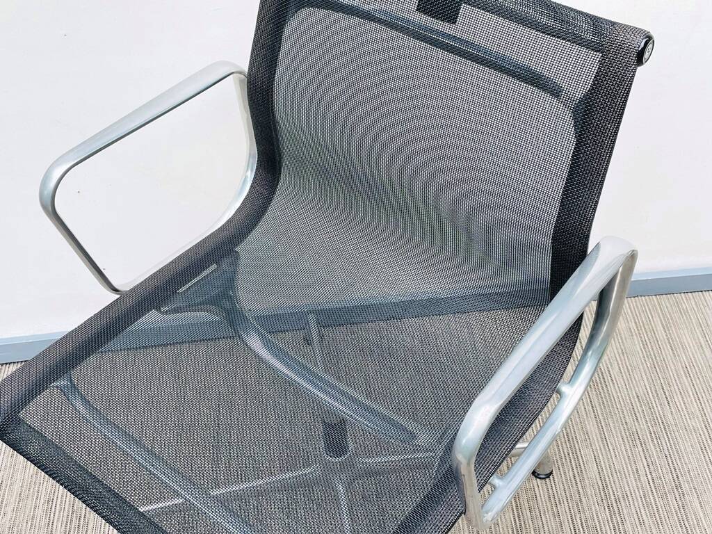 Paire de chaises Ch. Eames Alu Group résille Vitra Vintage