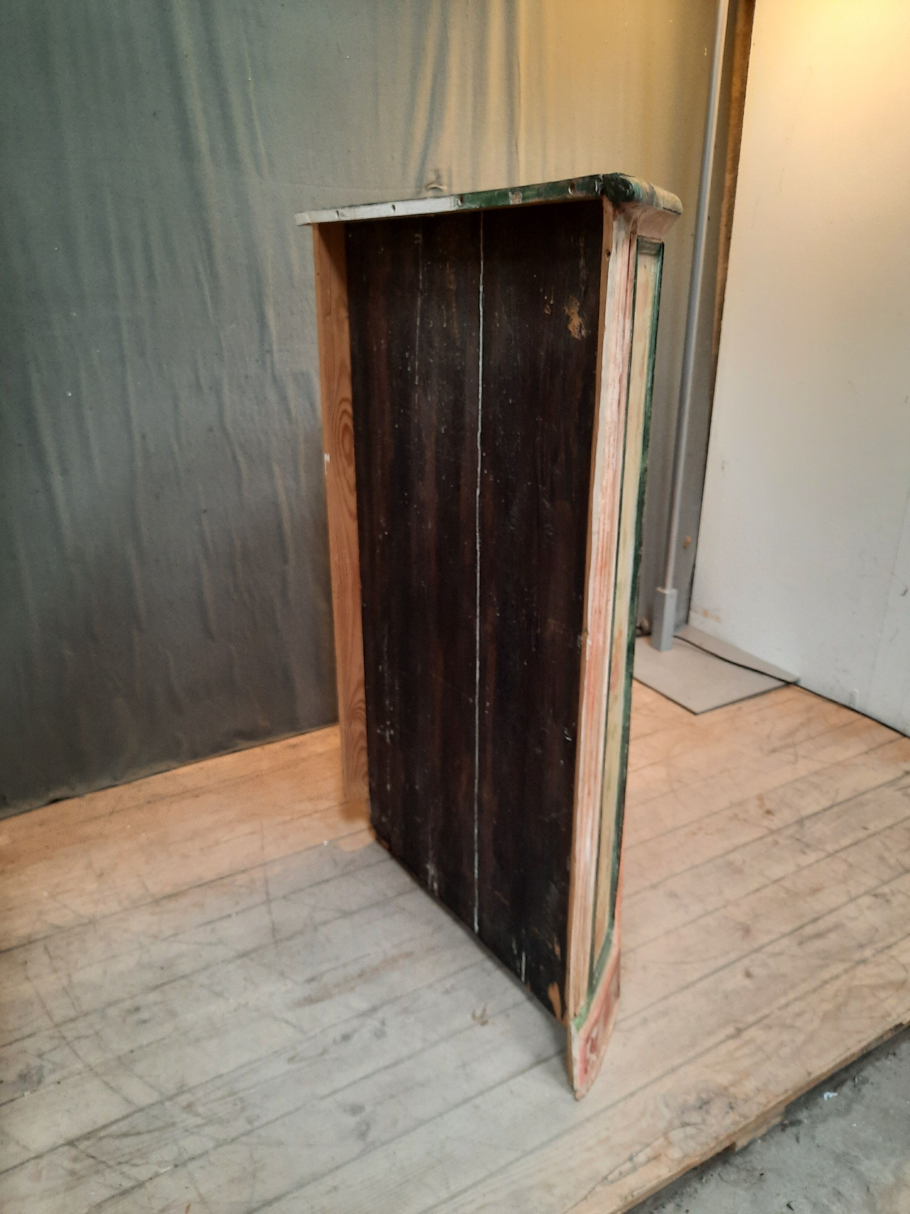 Painted wooden notch