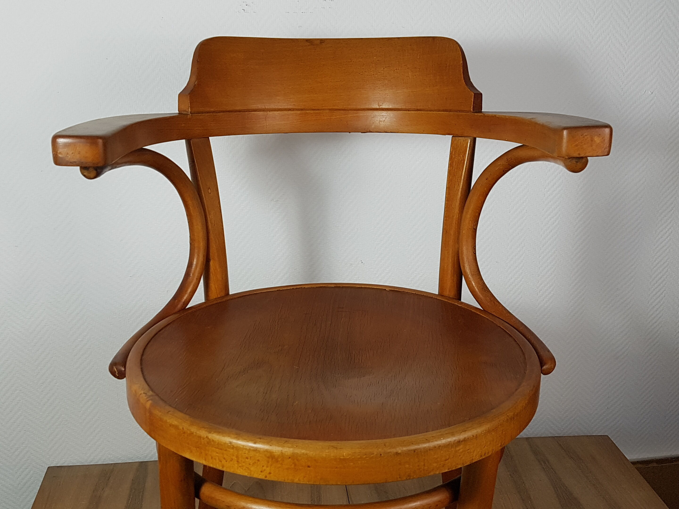 Old curved wooden armchair, 1930/1950. 78x58x48 cm.
