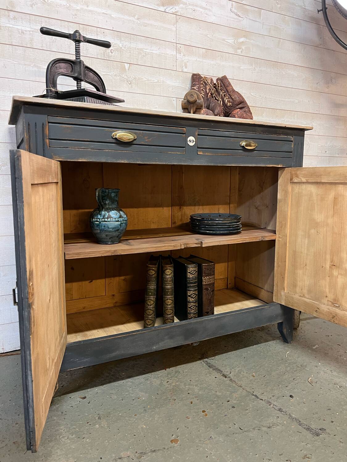 Black Parisian workshop buffet