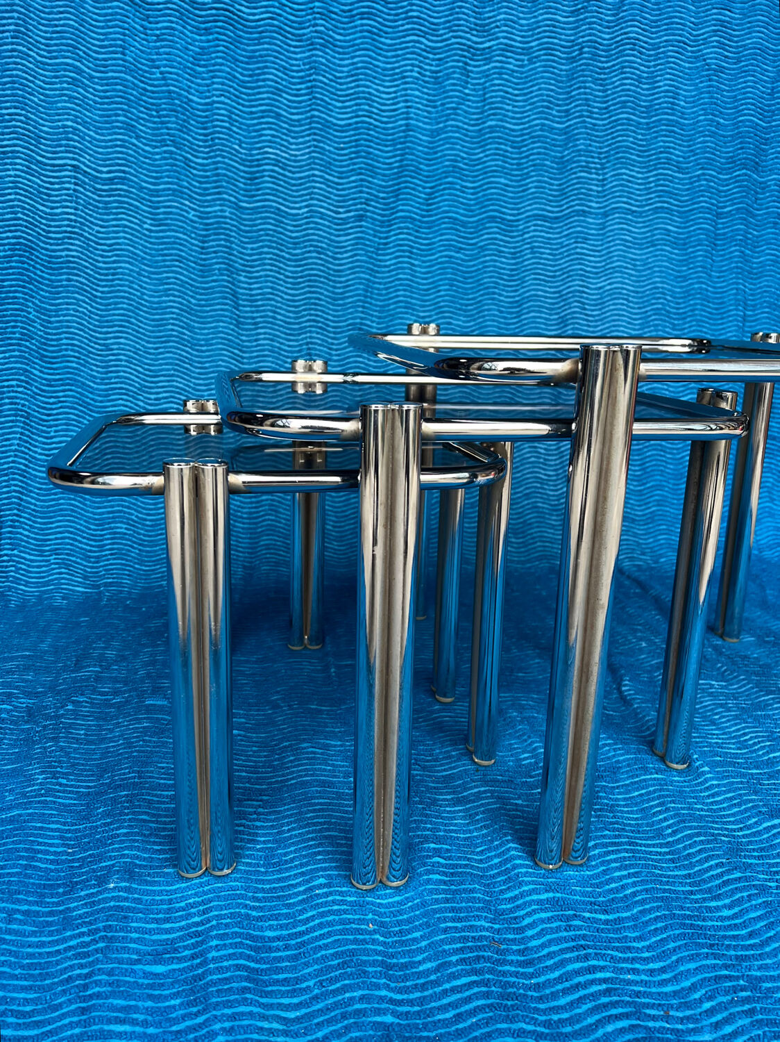 SET OF 3 NESTING TABLES WITH CHROME METAL DOUBLE BASE AND SMOKED GLASS