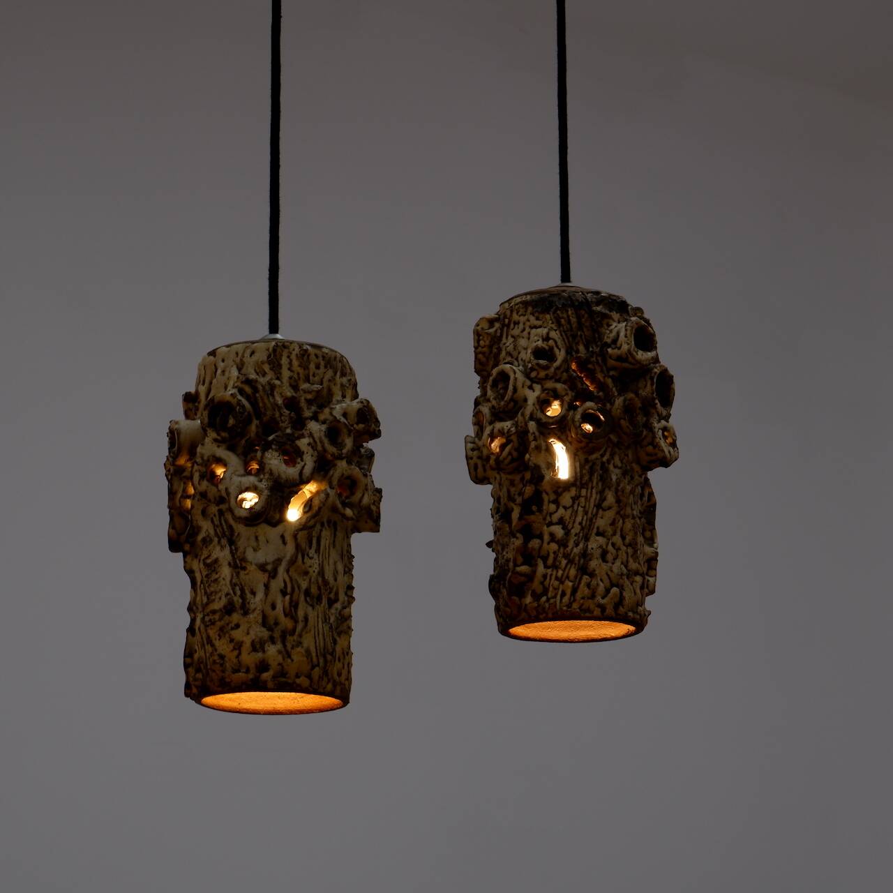 Lampes suspendues sculpturales en céramique par Bodil Marie Nielsen