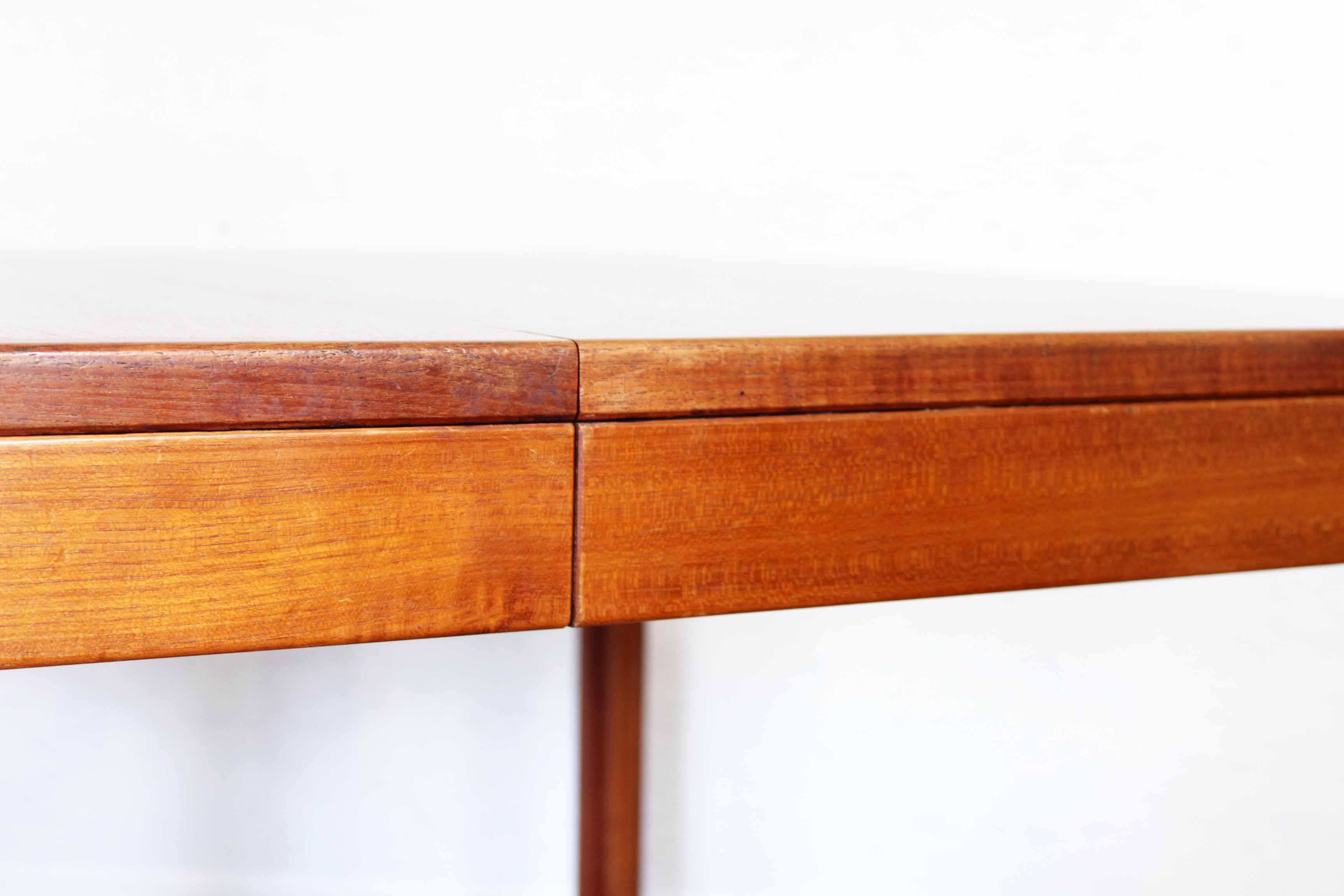Table scandinave extensible en teck 4 à 10 personnes