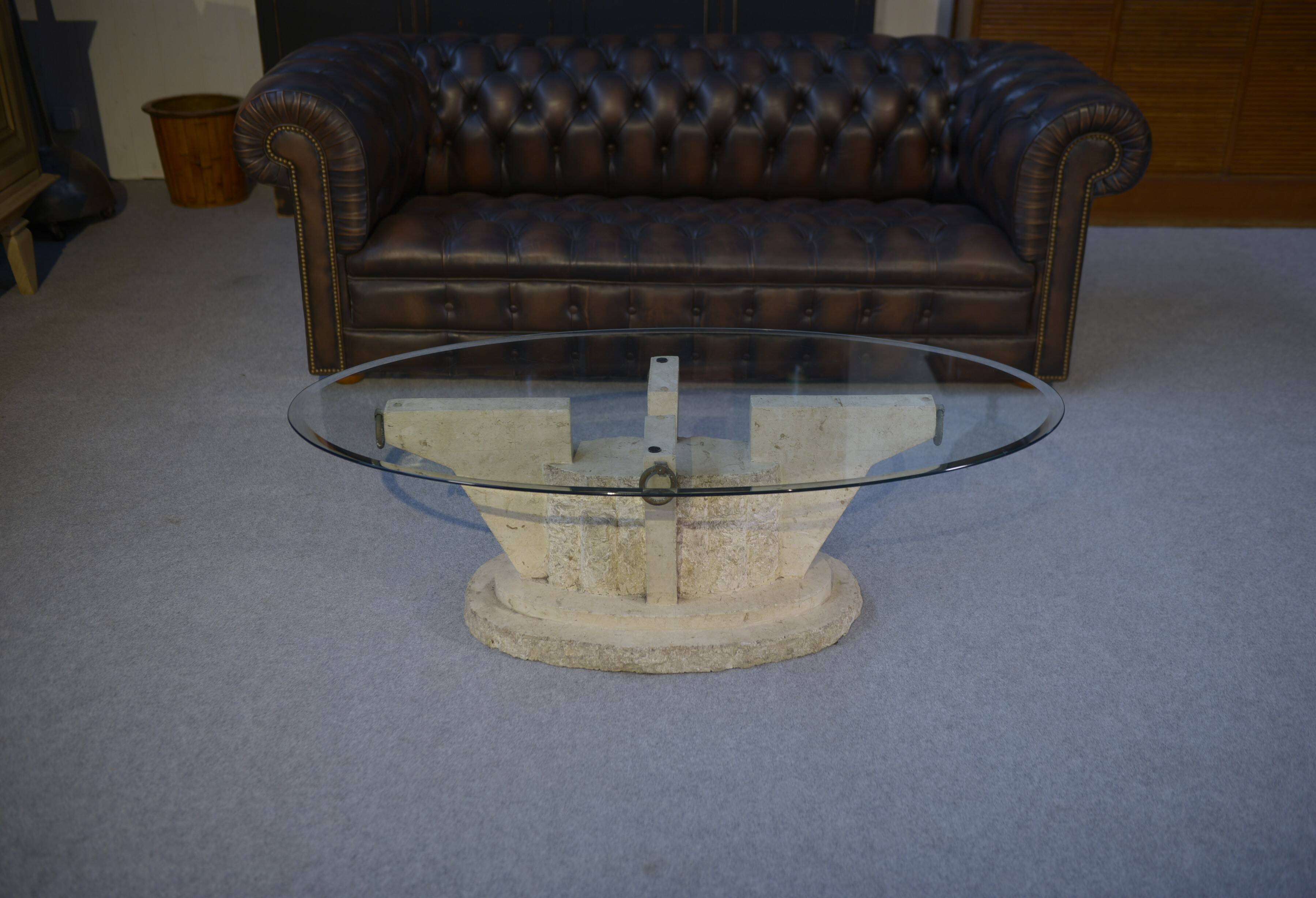 Table basse ovale en résine imitant le travertin, 1970