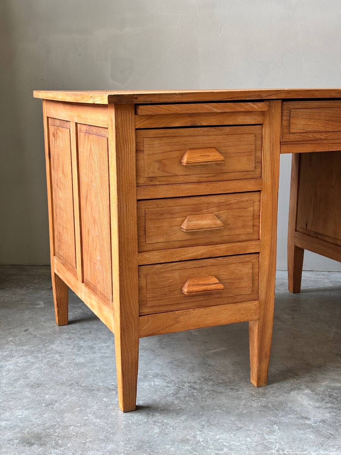 Bureau ancien en chêne massif brut, aérogommé et ciré