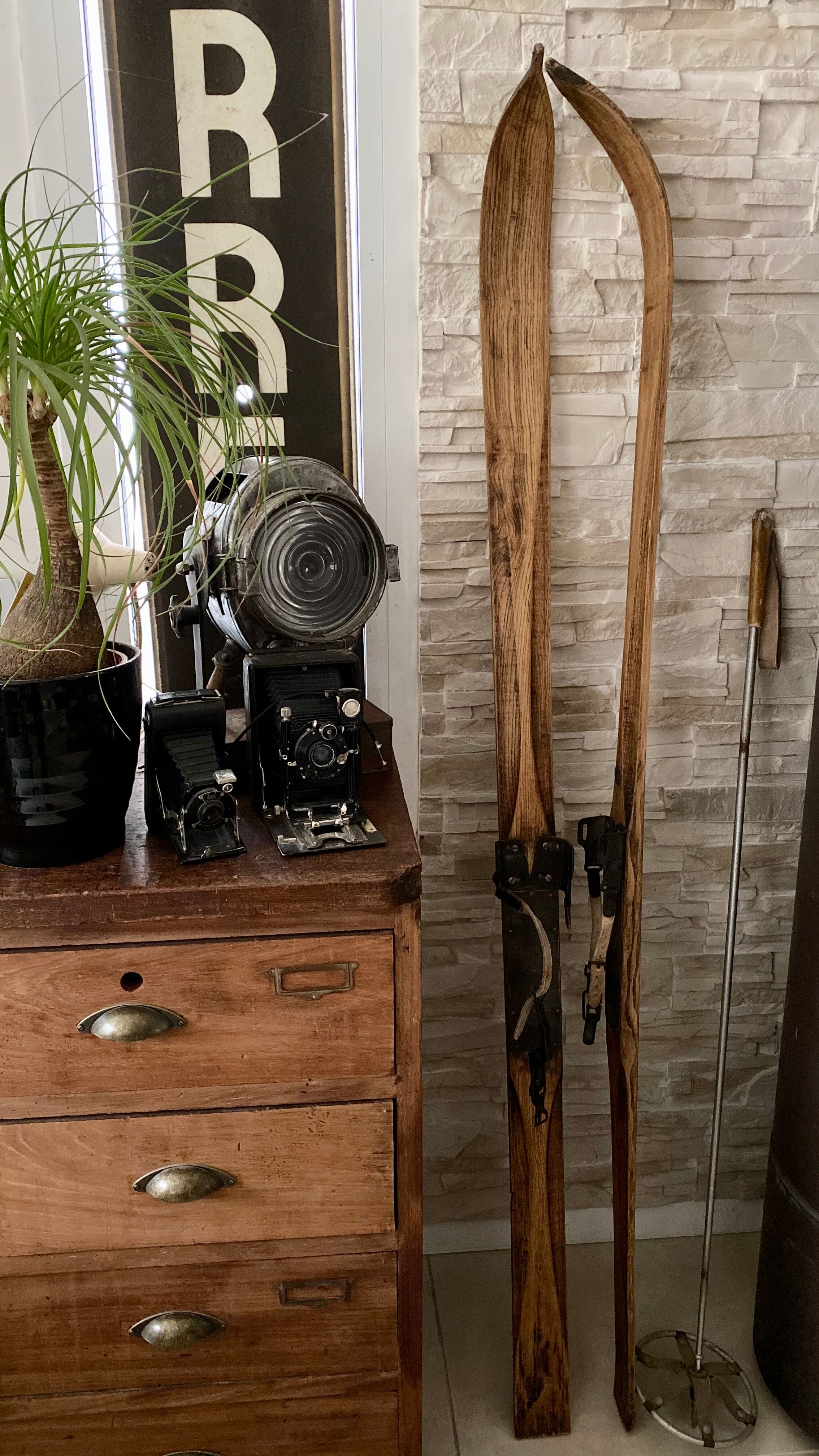 Paire de ski vintage en bois