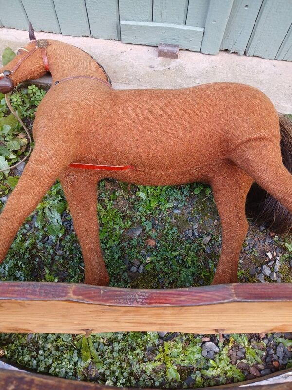 Cheval à bascule ancien