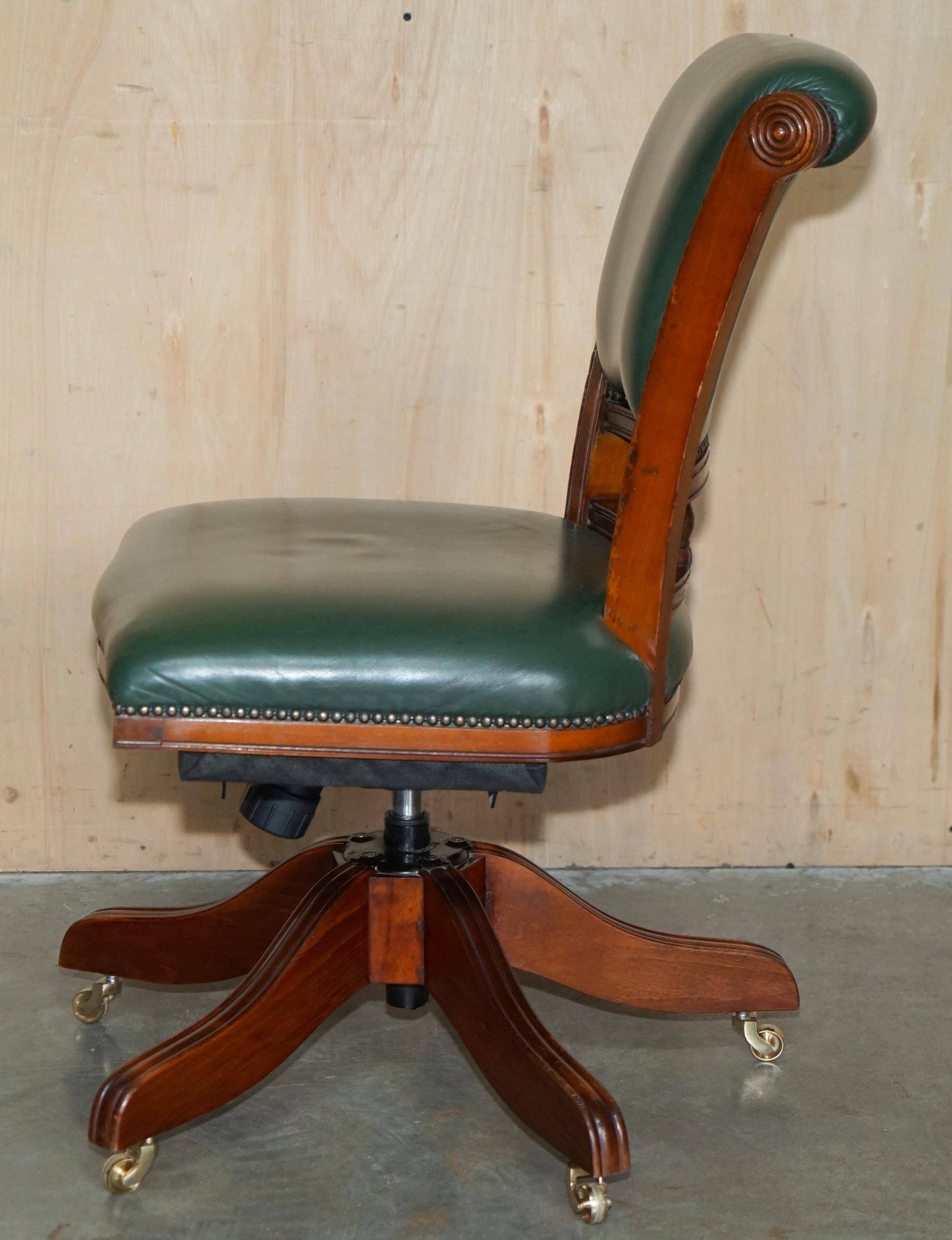 Modern captain's chair in leather, beech frame, adjustable.