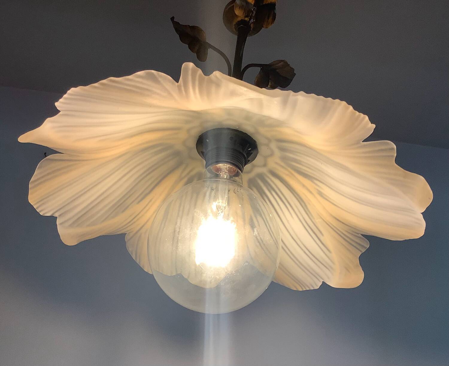 Vintage flower pendant light