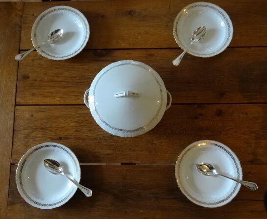 Plates and tureen vintage
