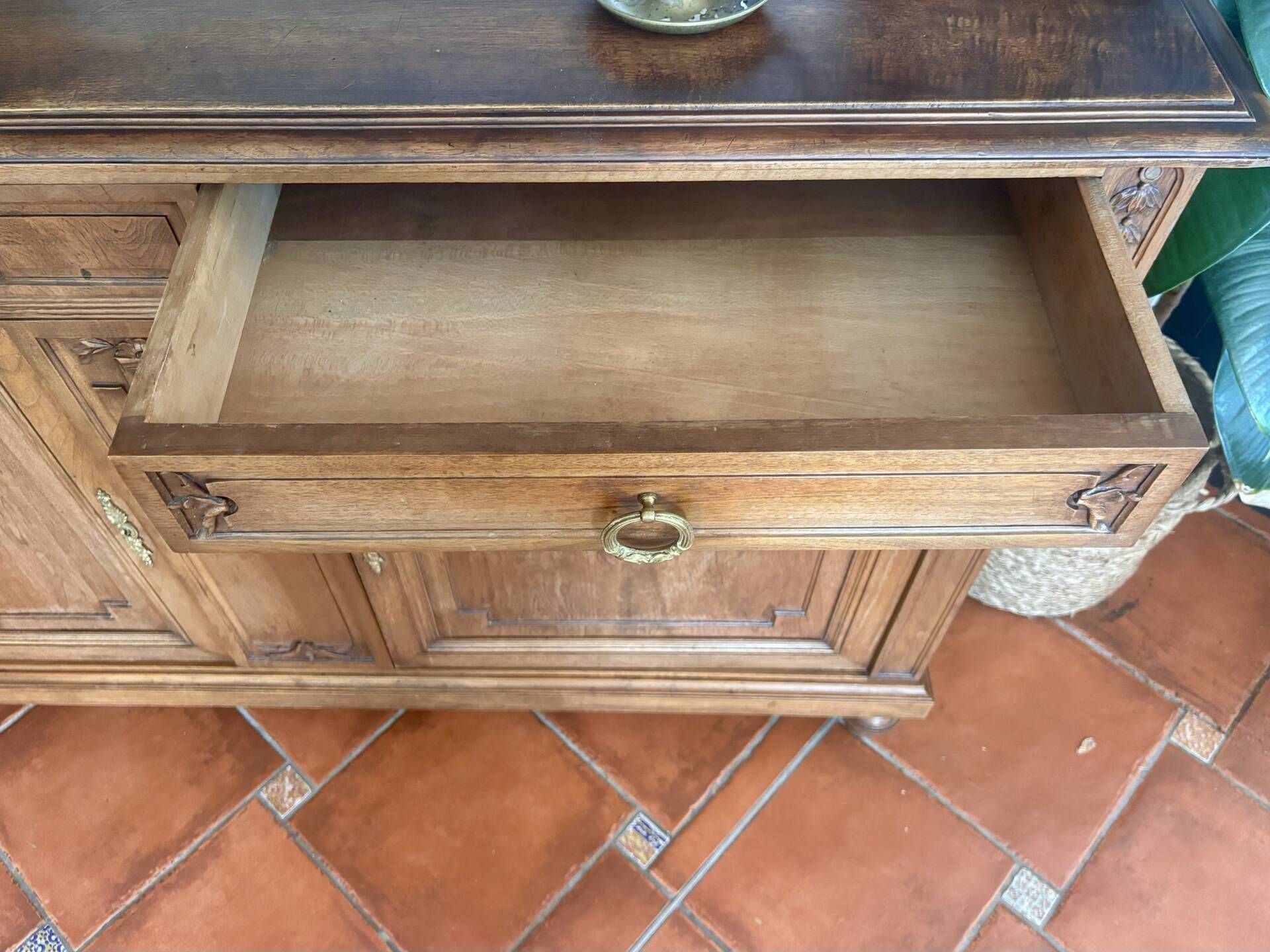 Buffet deux corps en style Louis XVI en chêne sculpté avec miroir – Born