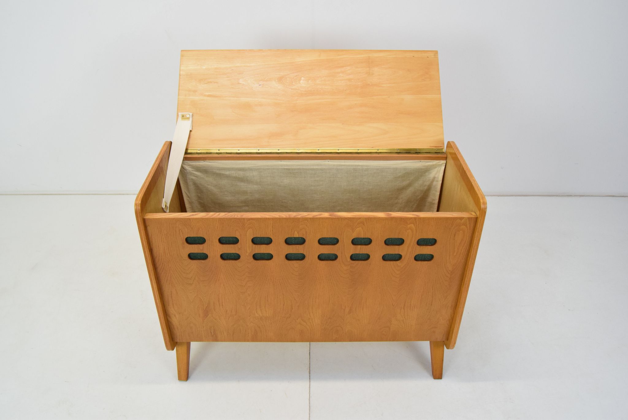 Commode du milieu du siècle Tatra Pravenec années 1960.