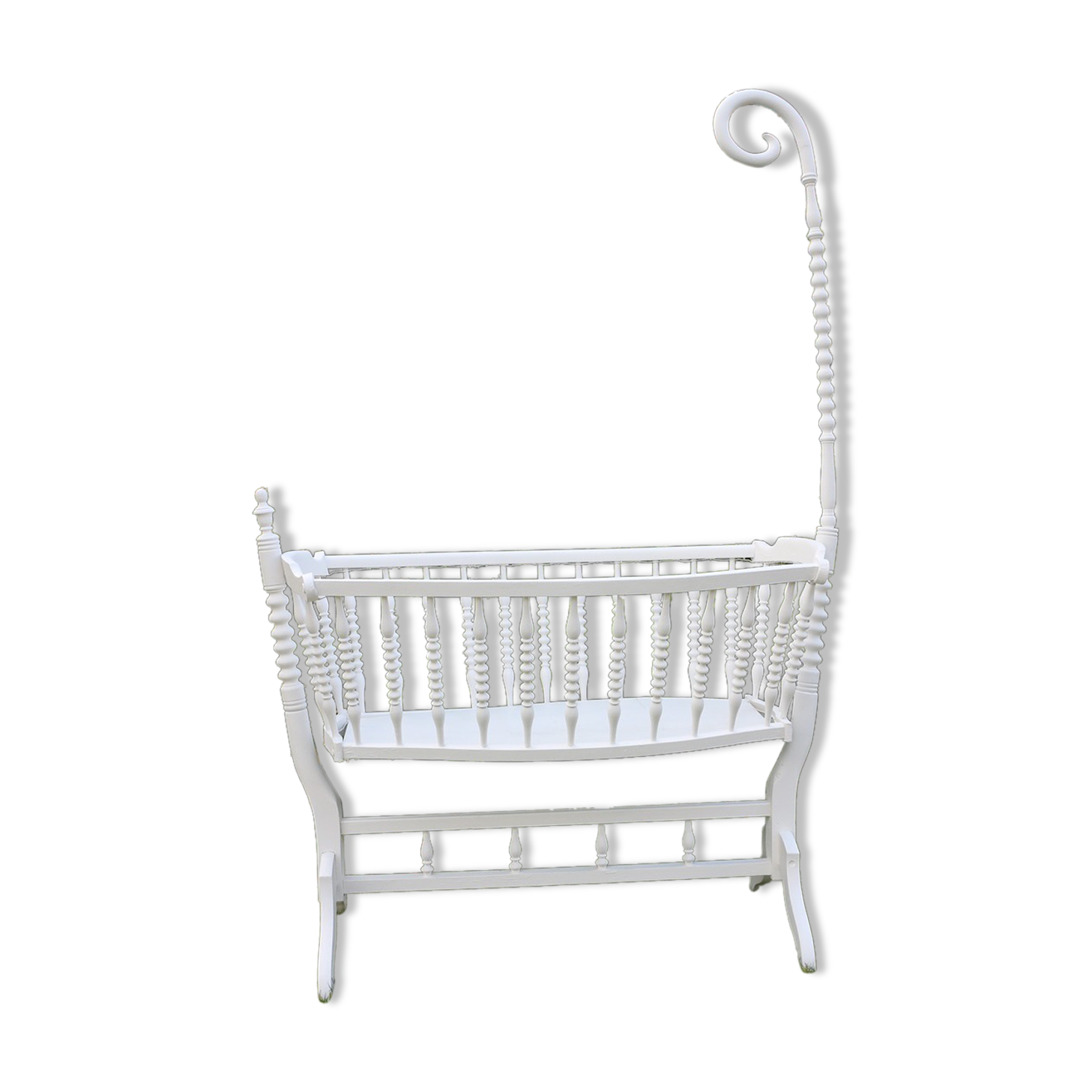 White wooden bercelonnette