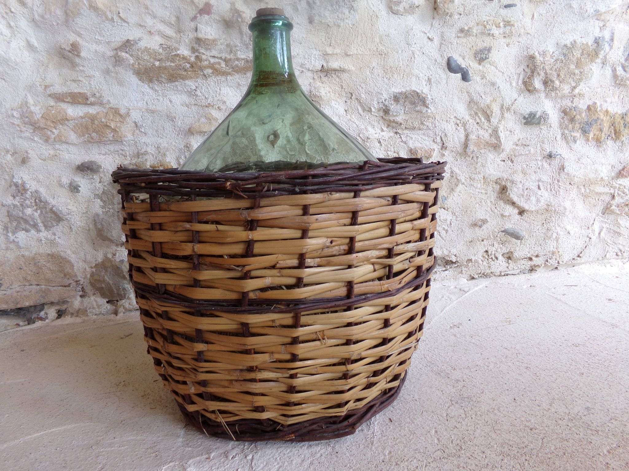 Dame-jeanne dans son panier