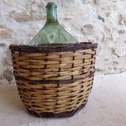 Dame-jeanne dans son panier