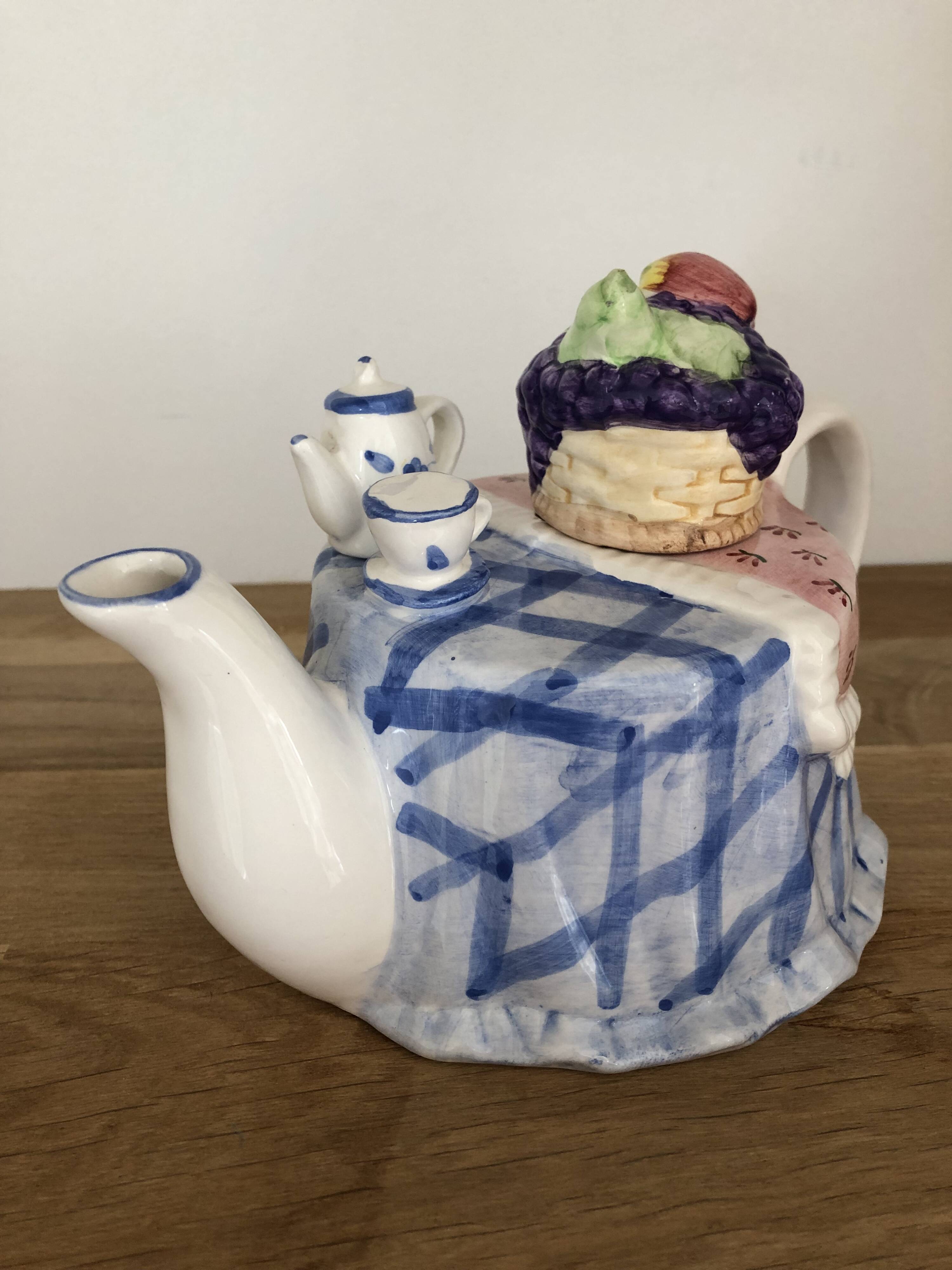 L.Dake & ZN Amsterdam ceramic barbotine teapot