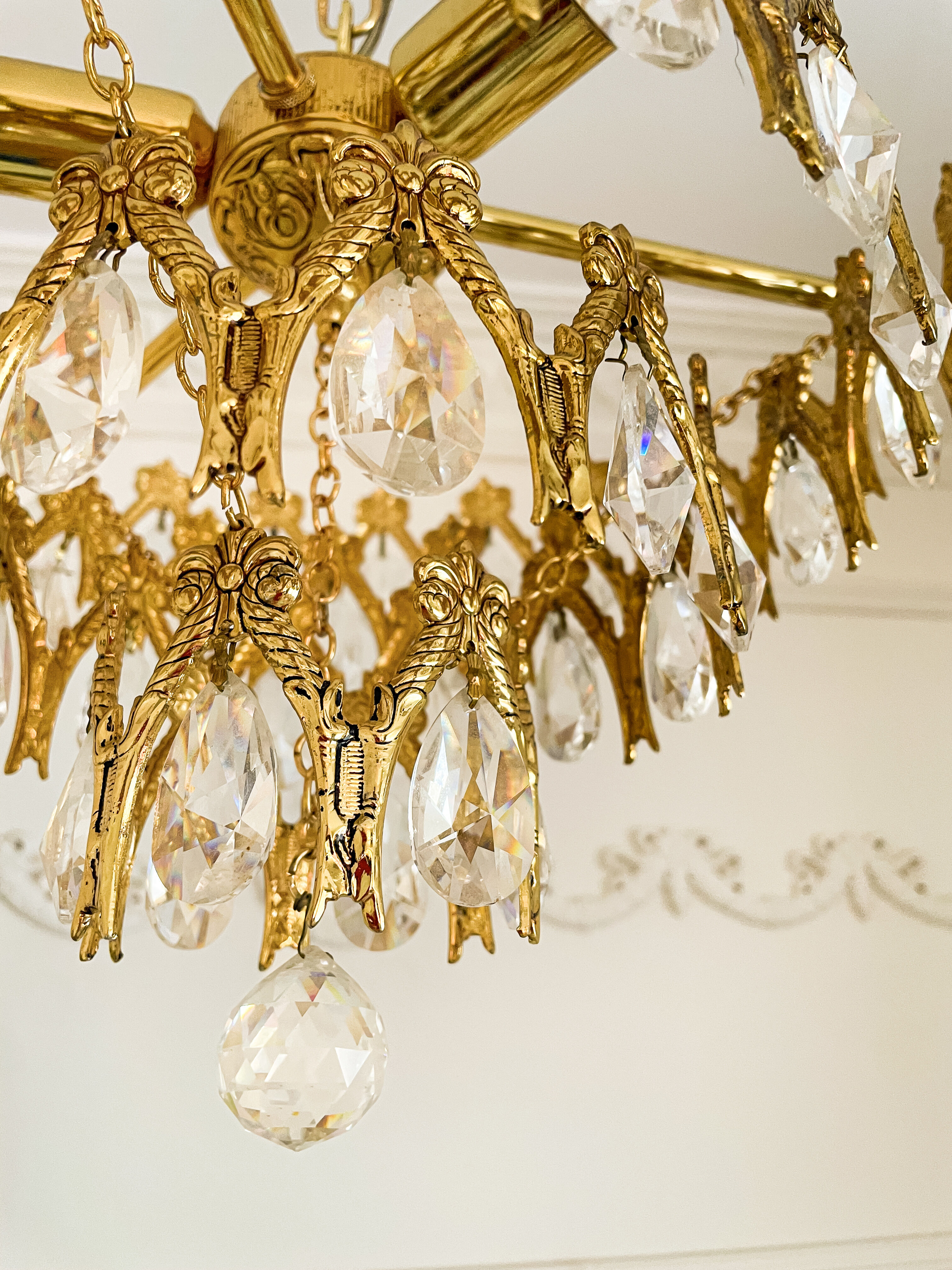 Vintage chandelier in gilded brass with crystal pendants.