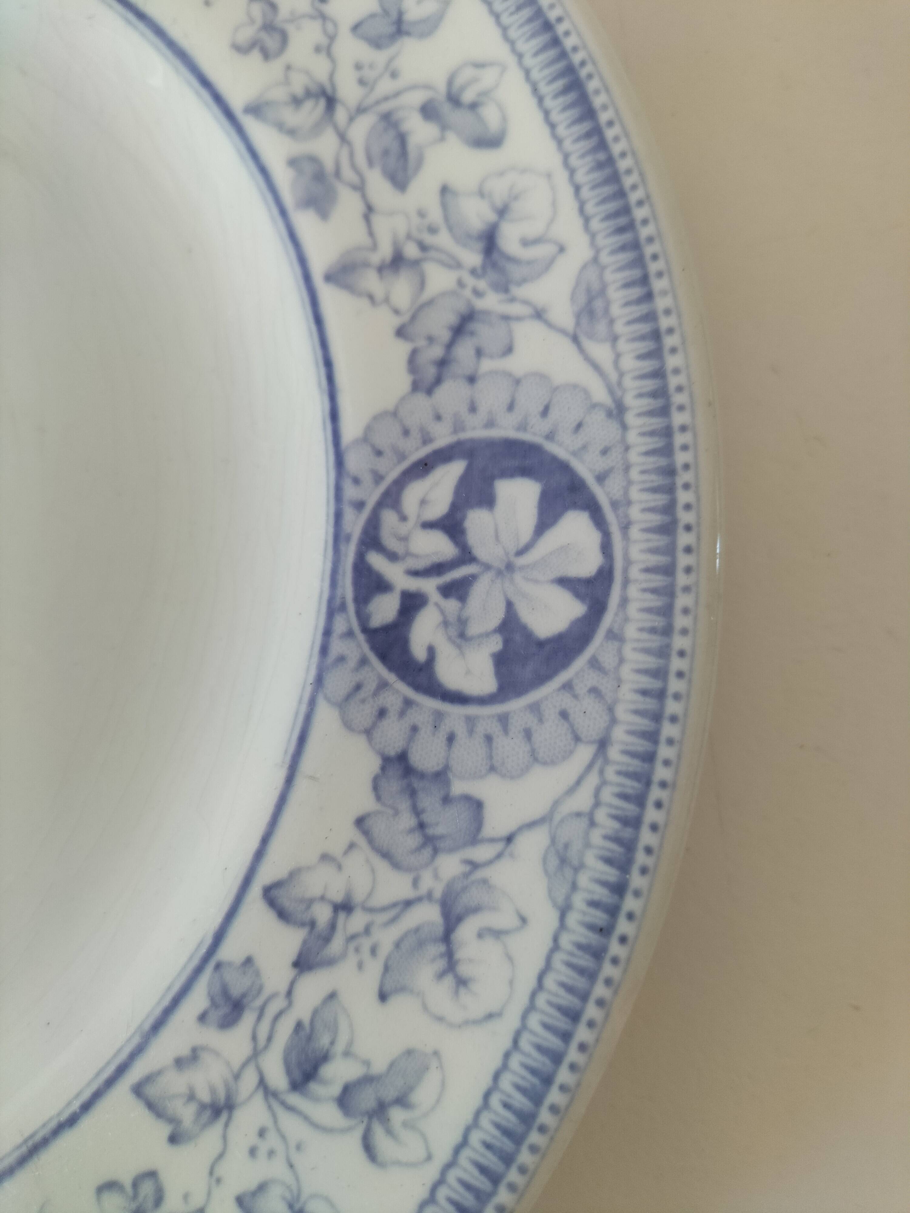 Trio d’assiettes anglaises en faïence fine bleue et blanche, début 20ème