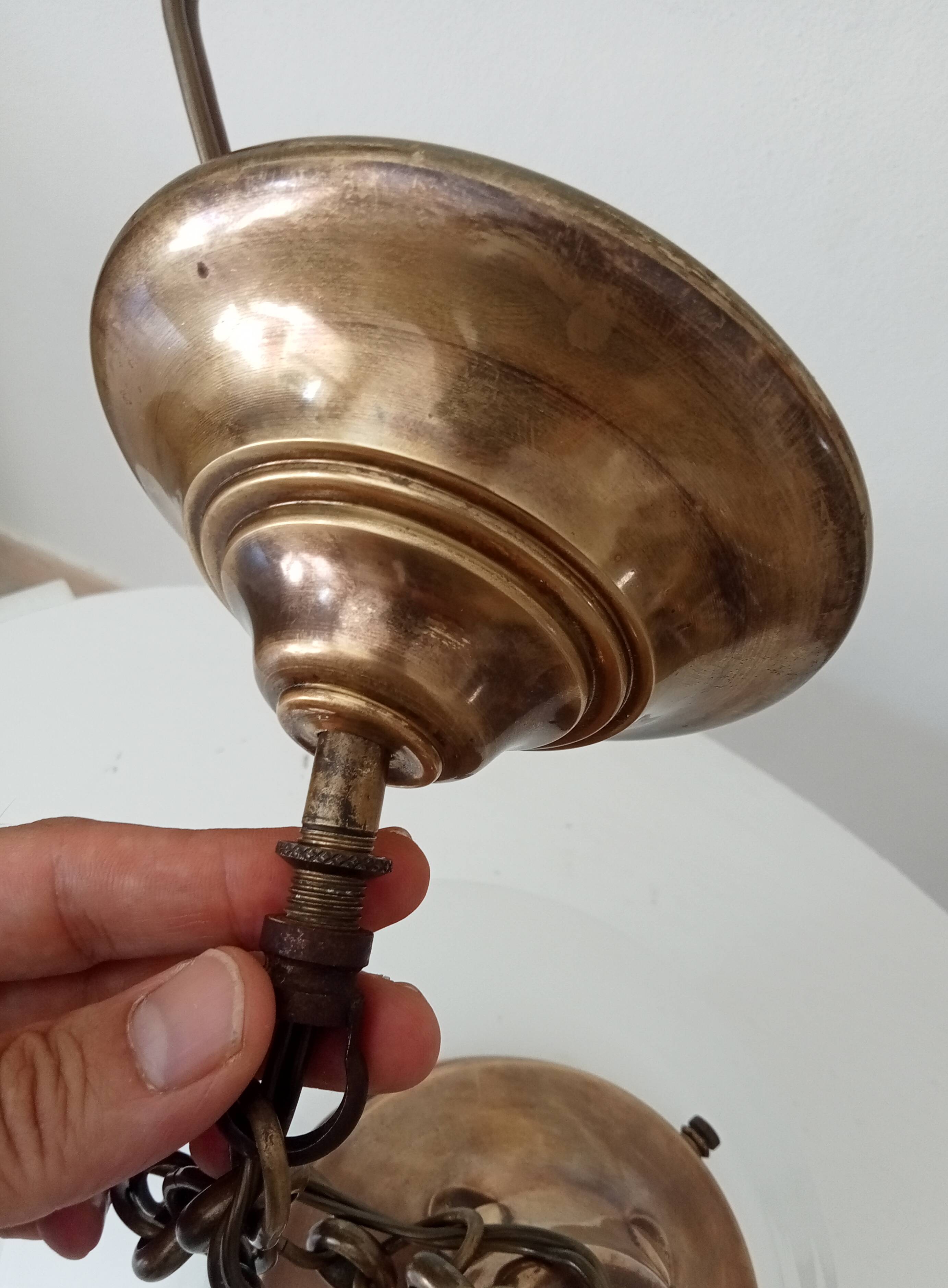 Art Deco "Skyscraper" suspension from the 1930s in opaline and brass.