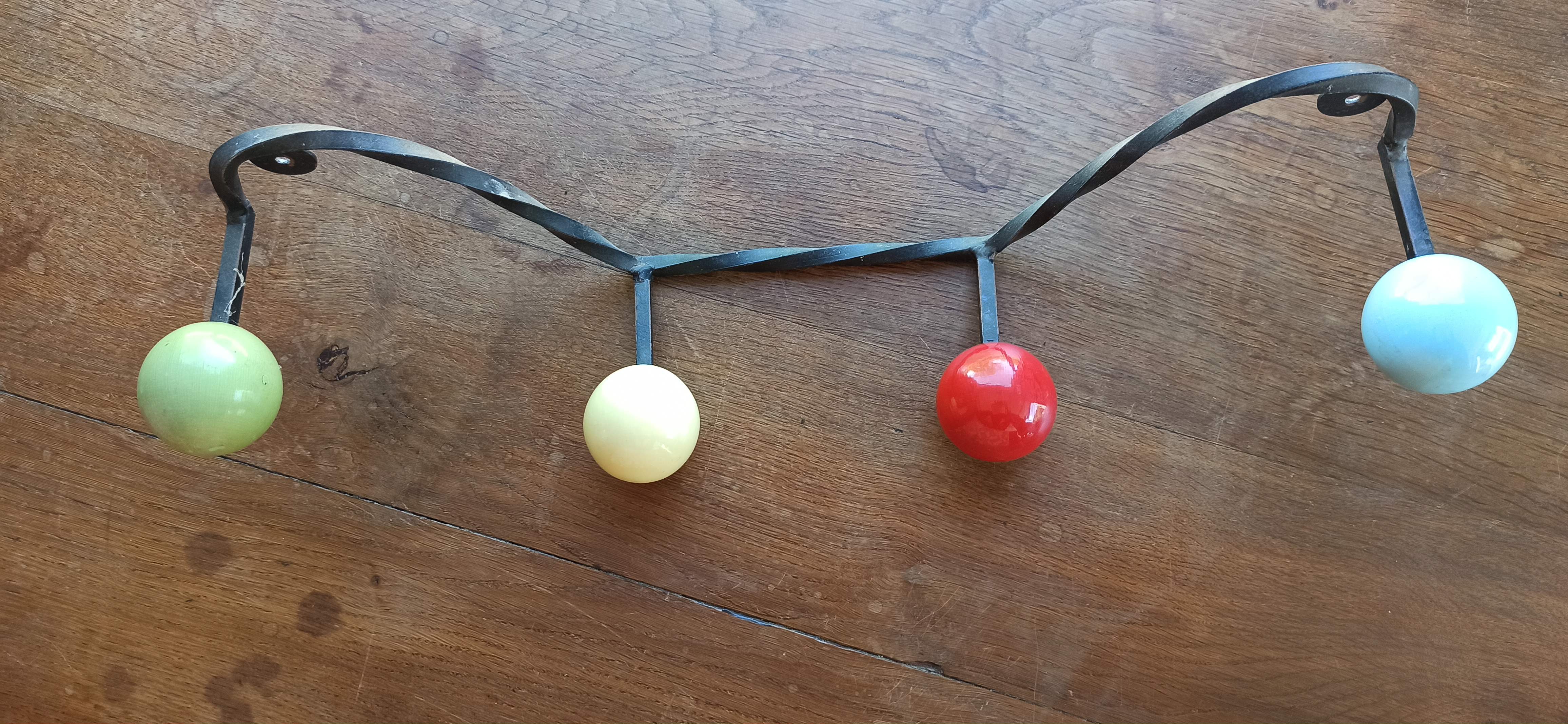 Patère boules bois portemanteau fer noir year 50