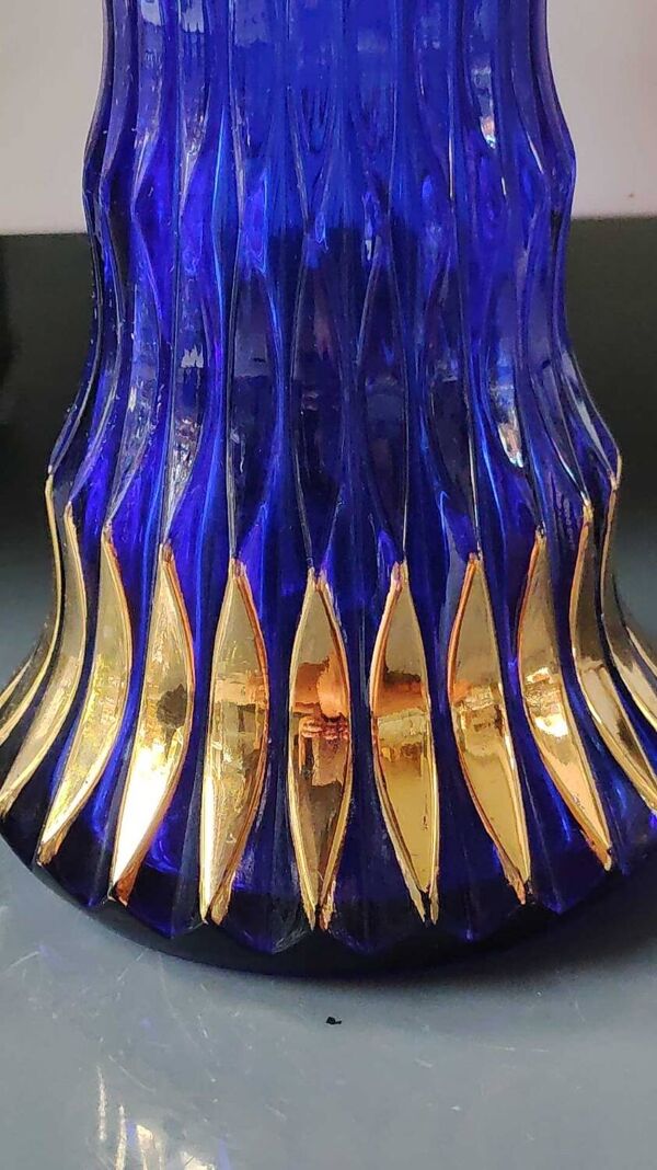 Vase Design Walther Glas, forme Graphique pointes flammées dorées. En verre d Art soufflé, bleu cobalt. Haut 25 cm