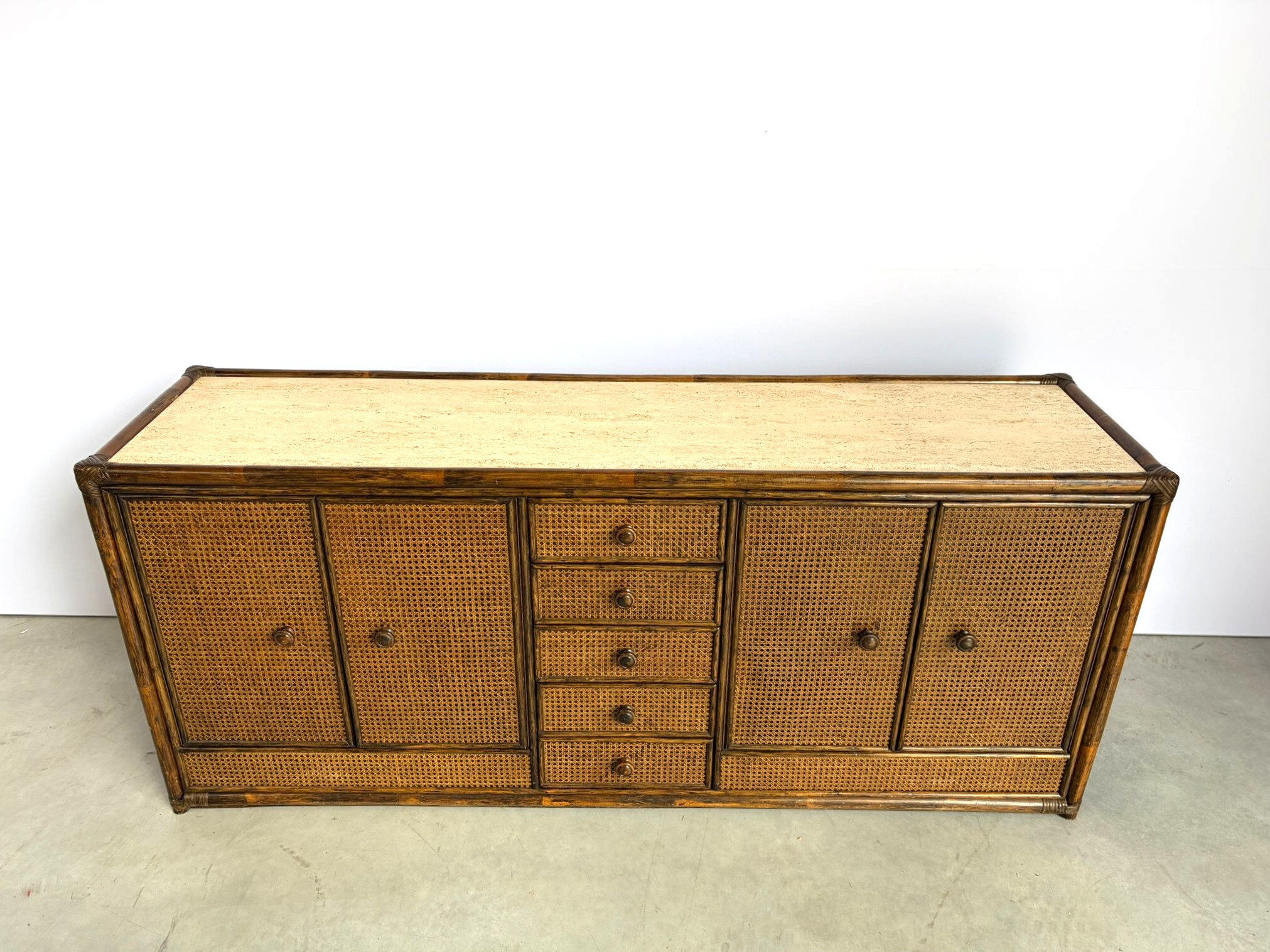 Buffet vintage en rotin et travertin, années 1960