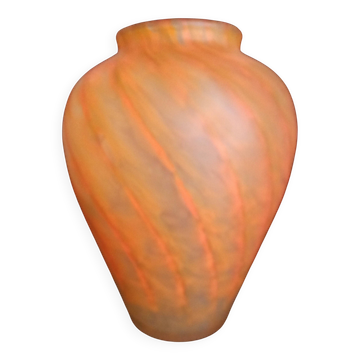 Vase en pâte de verre, couleur orange, hauteur - 18 cm.