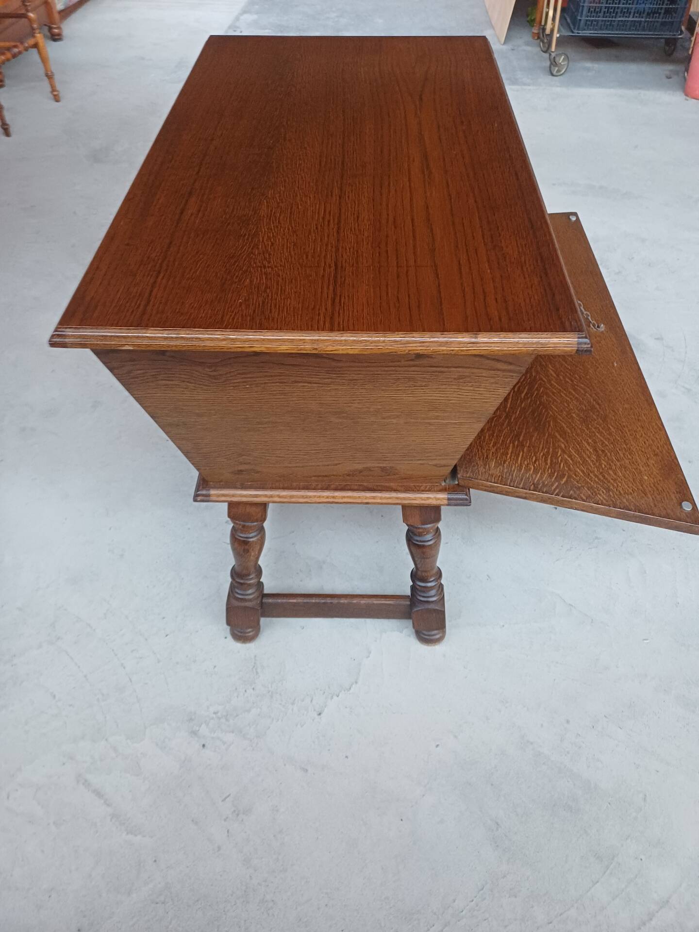Old-style kneading table - bar - TV