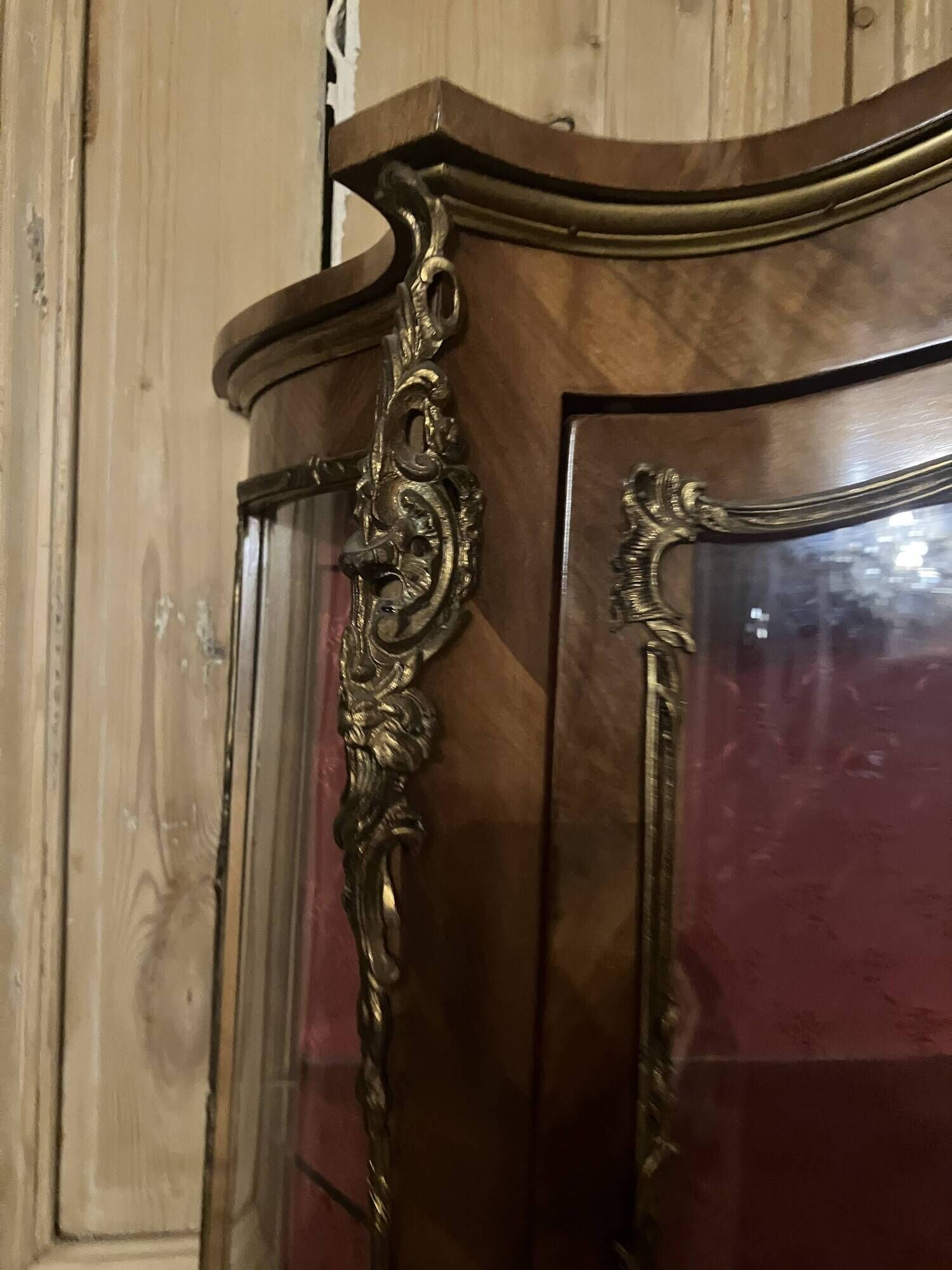 Display cabinet in Louis XV style from the late 19th century in painted wood.