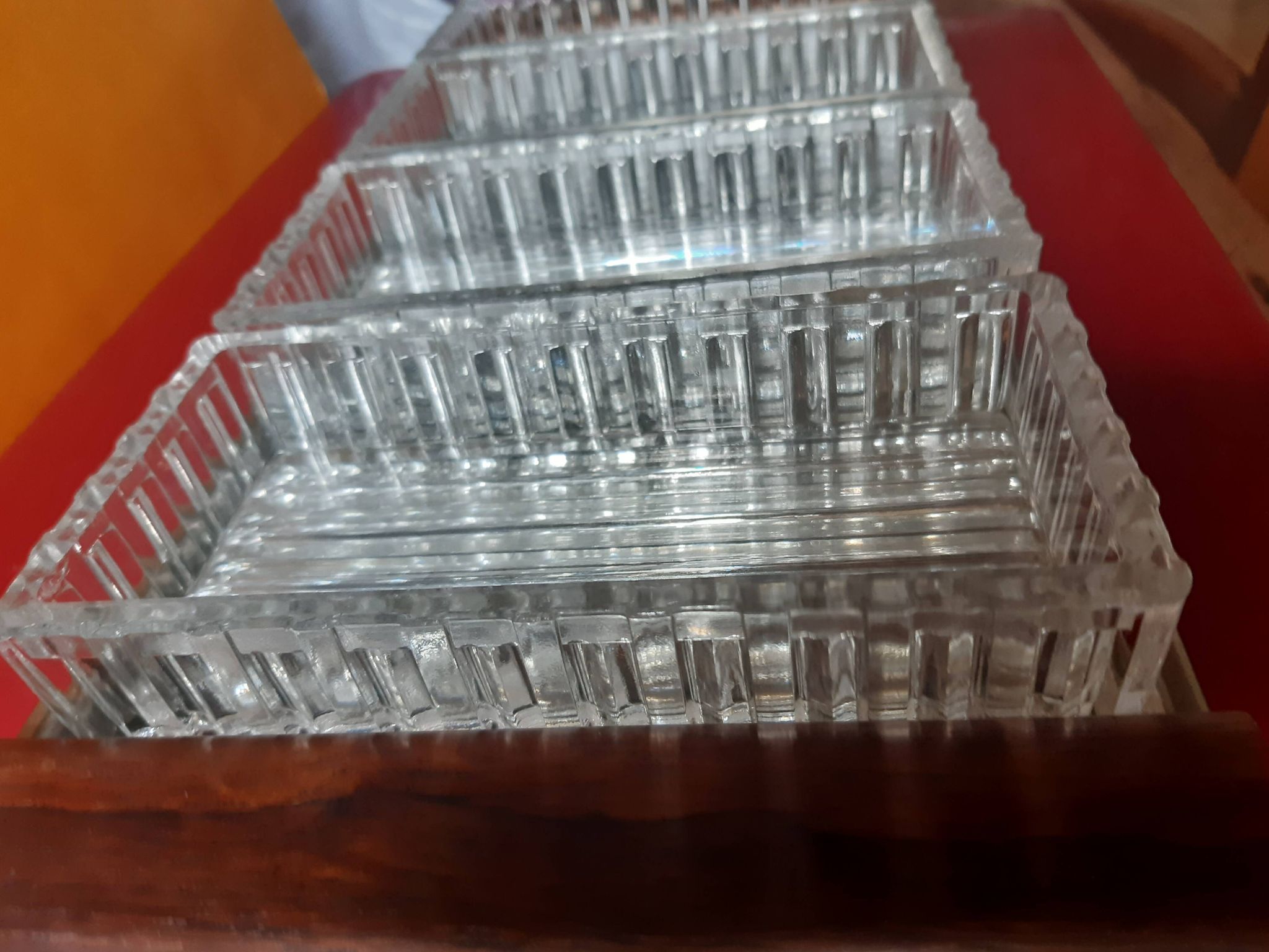 Service platter for aperitifs with four compartments in cut glass.