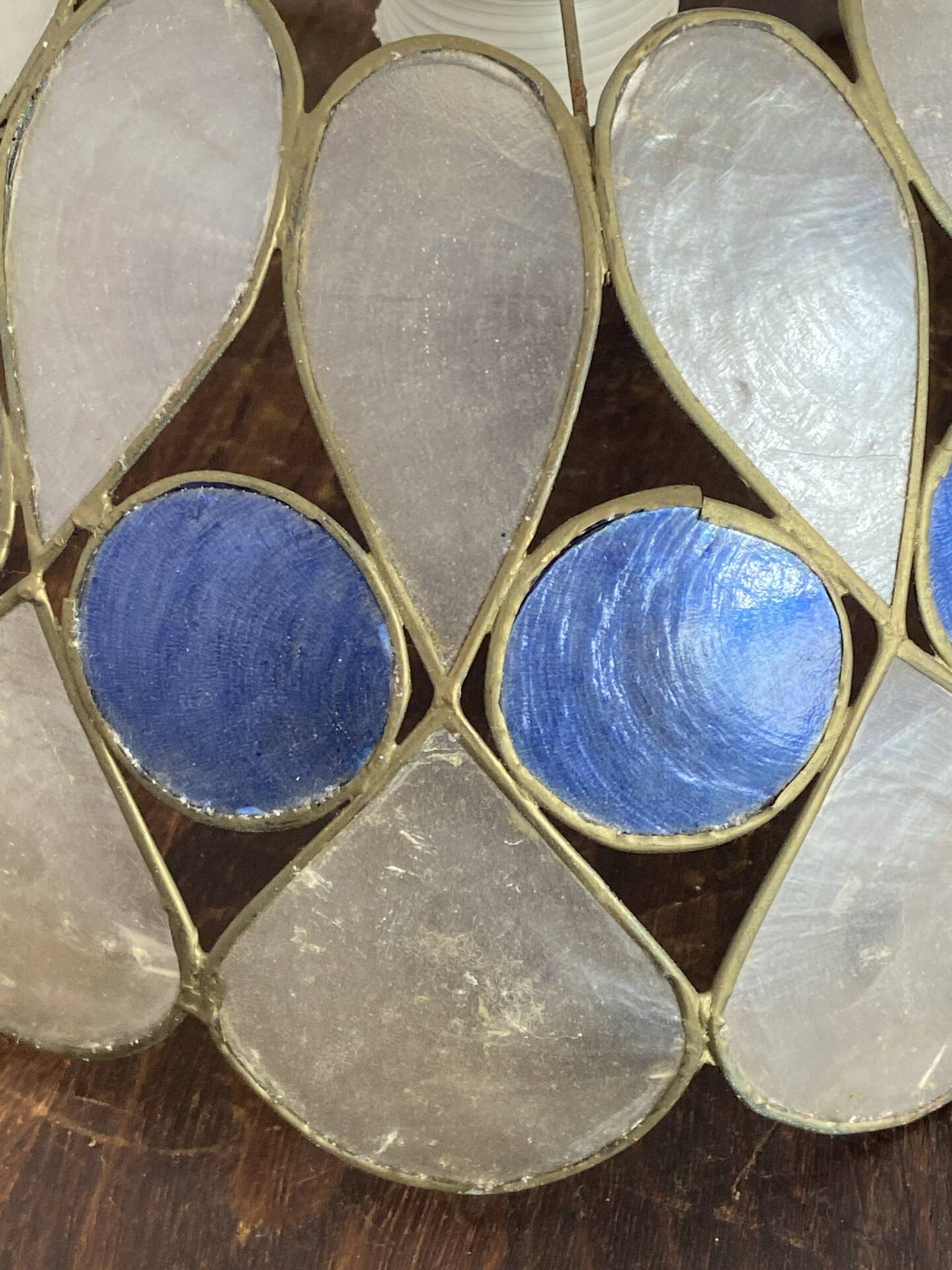 Suspension en nacre bicolore et laiton 