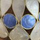 Suspension en nacre bicolore et laiton 