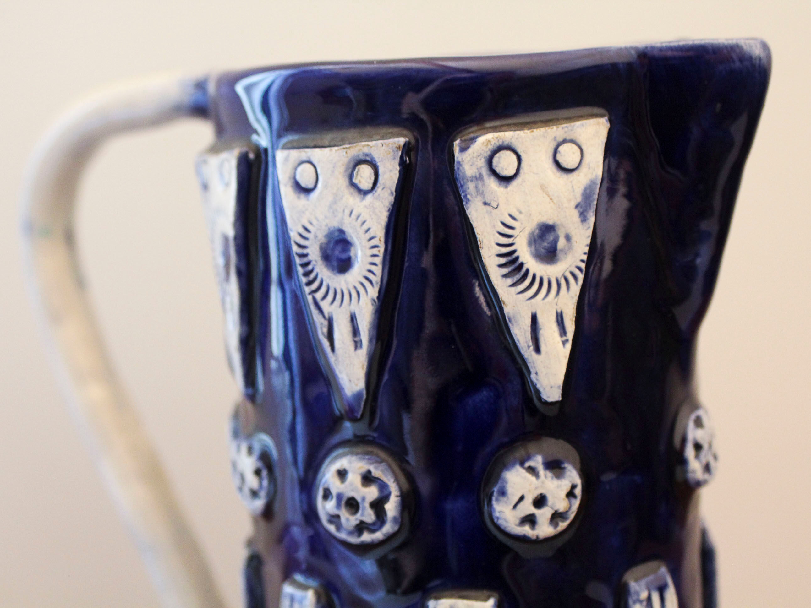 Pichet en céramique bleu et blanc de Keskar