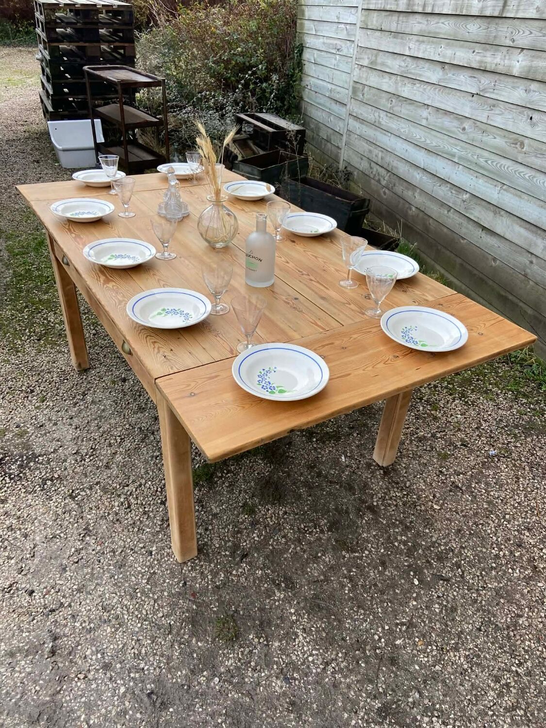 Old solid pine table – farmhouse spirit with a rustic style
