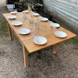 Old solid pine table – farmhouse spirit with a rustic style