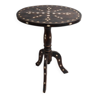 Vintage side table from the early 19th century, dark wood with mother-of-pearl inlays, oval shape with three legs, ethnic style.