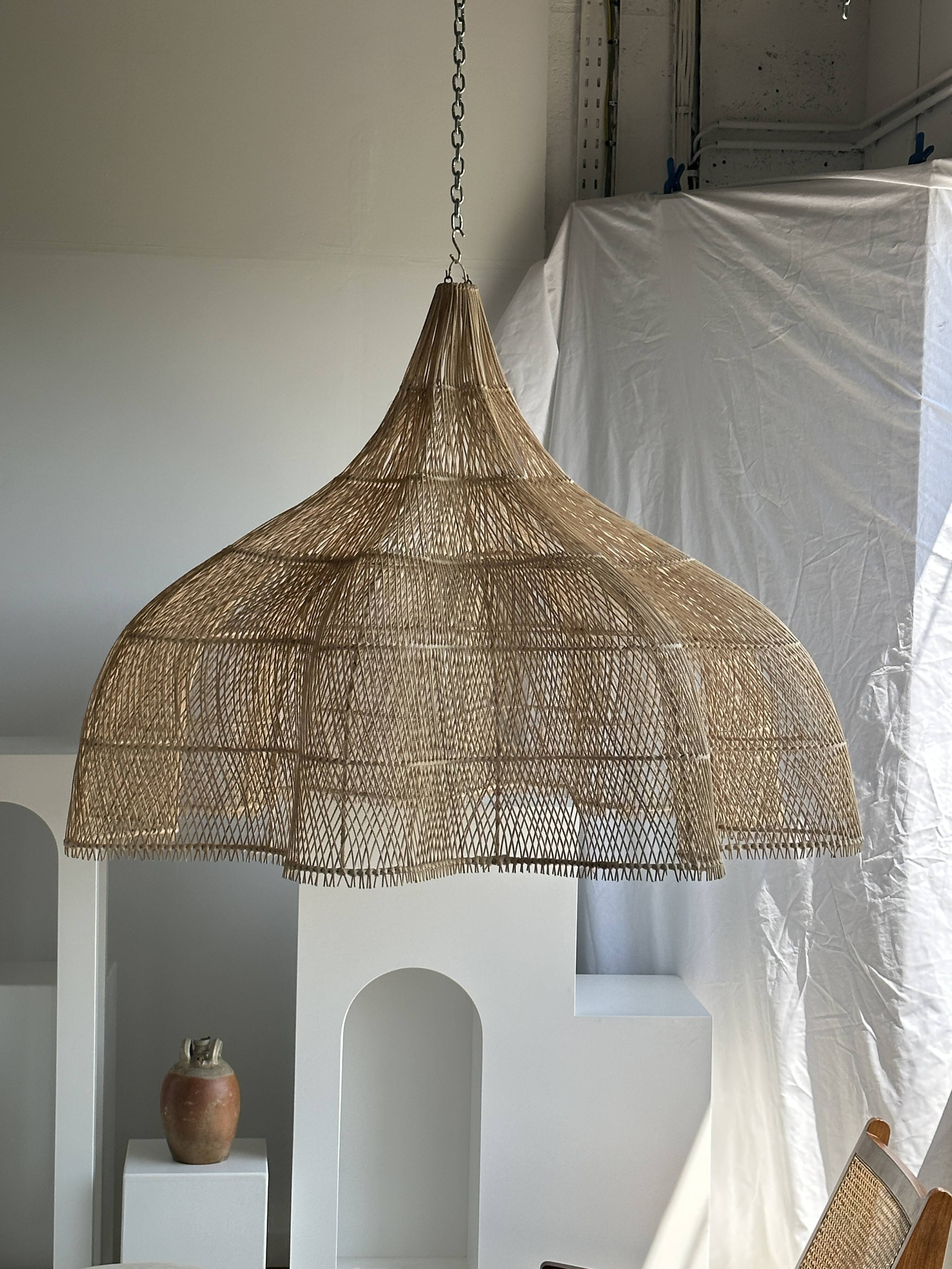 Immense rattan suspension in the shape of a flower, tulip, corolla H1m D1m50