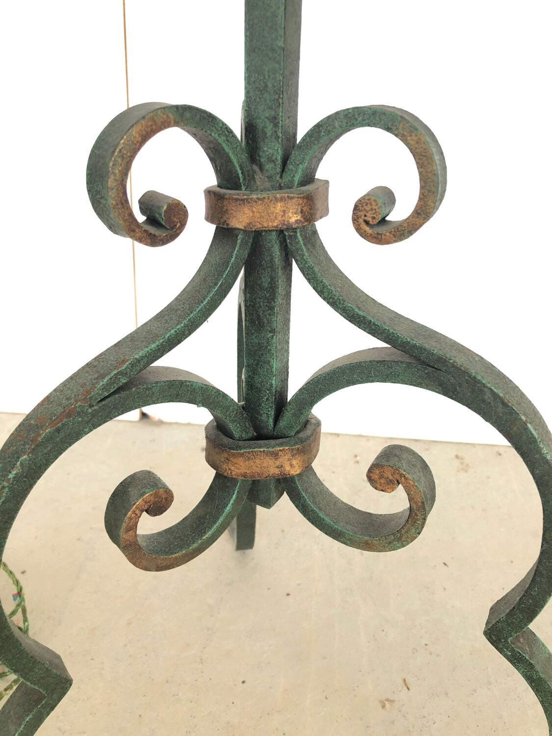 Lampadaire en fer forgé vert et doré vintage année 50